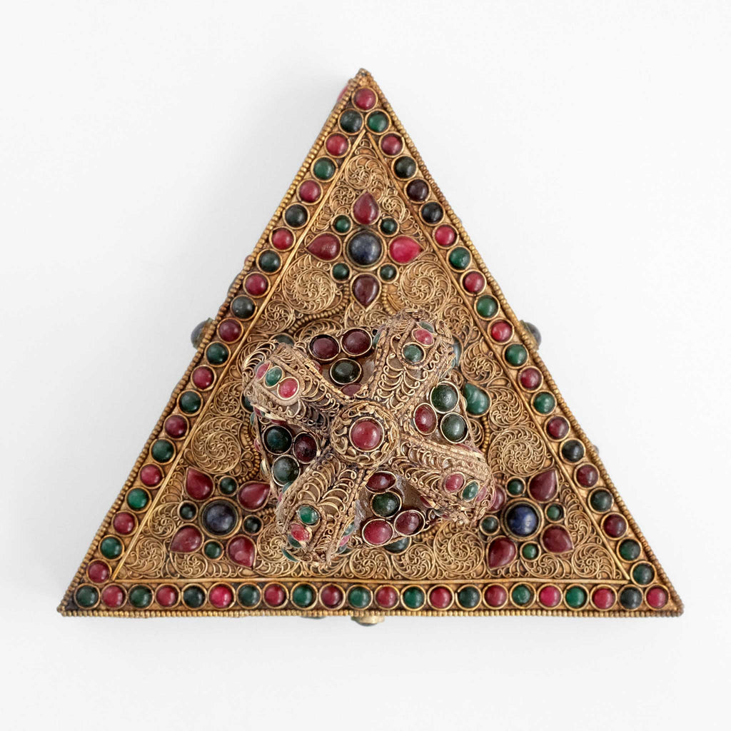 Kristall vajra auf dreieckigem Sockel von oben gesehen. Vajra und Sockel sind mit Filigran bearbeitet.