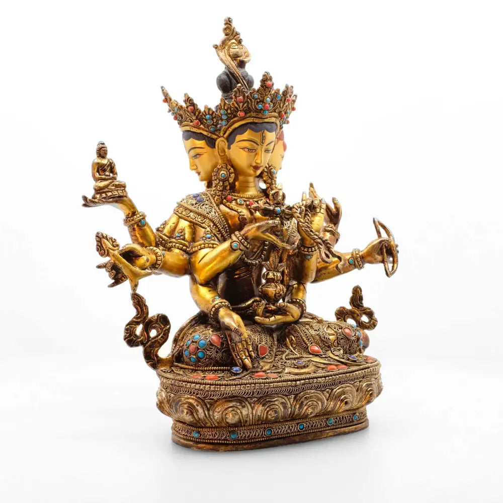 Namgyal Statue, aus Kupfer gegossener Körper, Wachsausschmelztechnik, verziert mit feinem Filigran, versilbert und vergoldet, besetzt mit Türkis, Lapislazuli und Koralle.