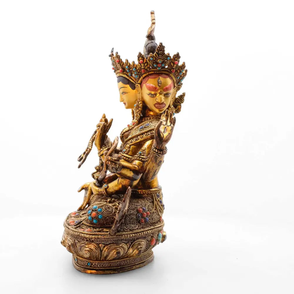 Namgyal Statue, aus Kupfer gegossener Körper, Wachsausschmelztechnik, verziert mit feinem Filigran, versilbert und vergoldet, besetzt mit Türkis, Lapislazuli und Koralle.