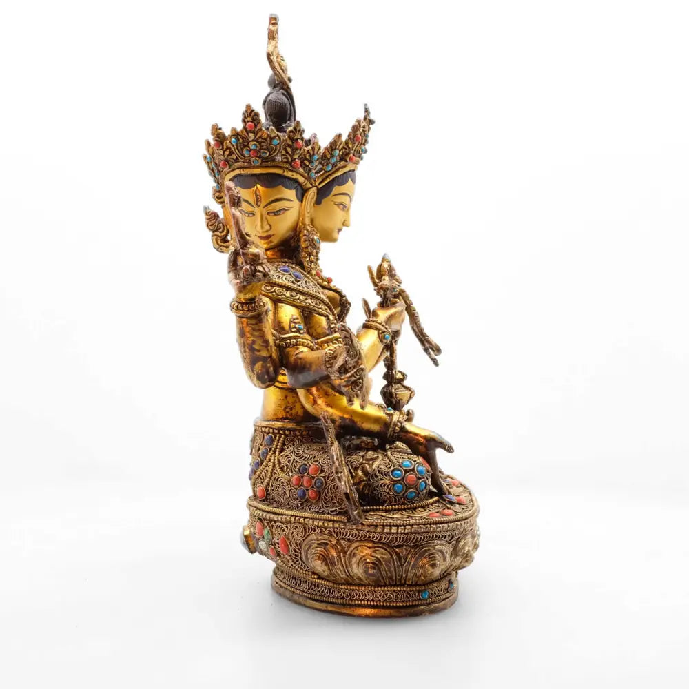 Namgyal Statue, aus Kupfer gegossener Körper, Wachsausschmelztechnik, verziert mit feinem Filigran, versilbert und vergoldet, besetzt mit Türkis, Lapislazuli und Koralle.