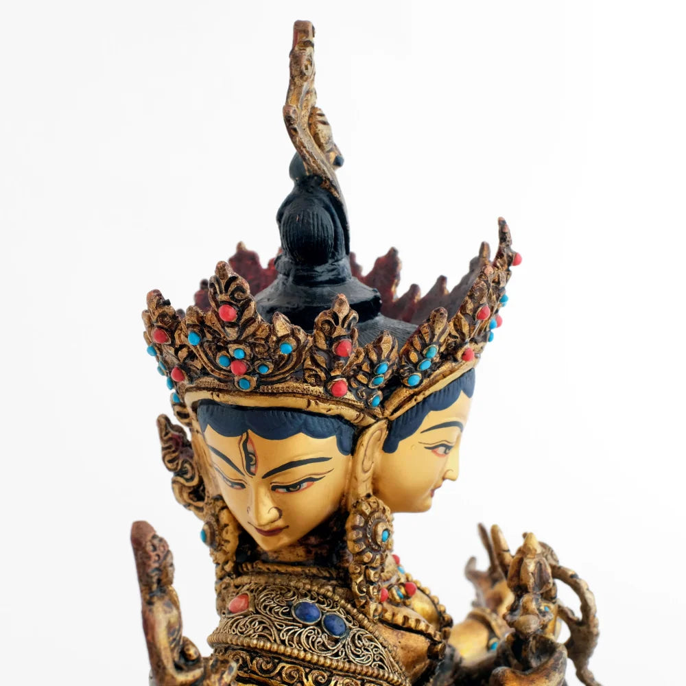 Ushnishavijaya, Namgyalma Statue. Detailfoto zeigt einen ihrer Köpfe mit einem dritten Auge auf der Stirn. Alle drei Köpfe sind mit Kronen verziert.