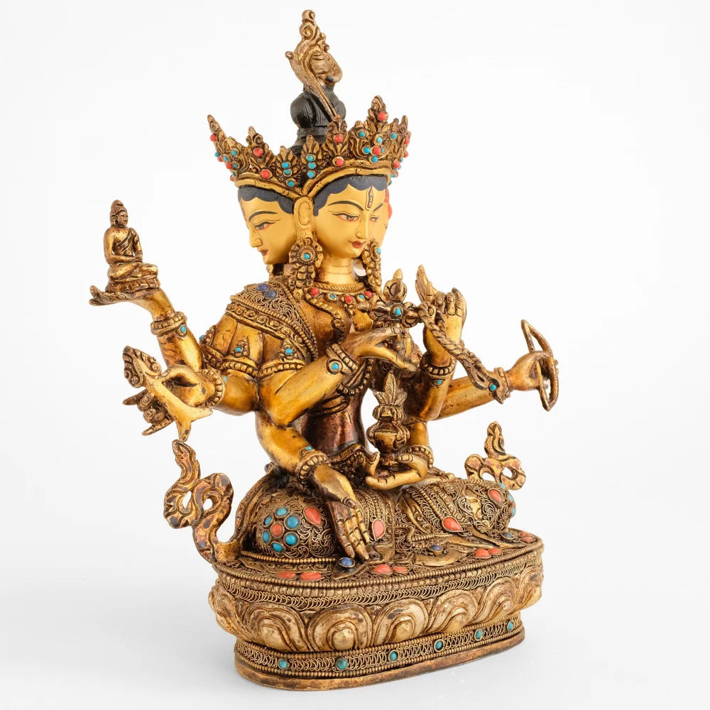 Namgyal Statue, aus Kupfer gegossener Körper, Wachsausschmelztechnik, verziert mit feinem Filigran, versilbert und vergoldet, besetzt mit Türkis, Lapislazuli und Koralle.