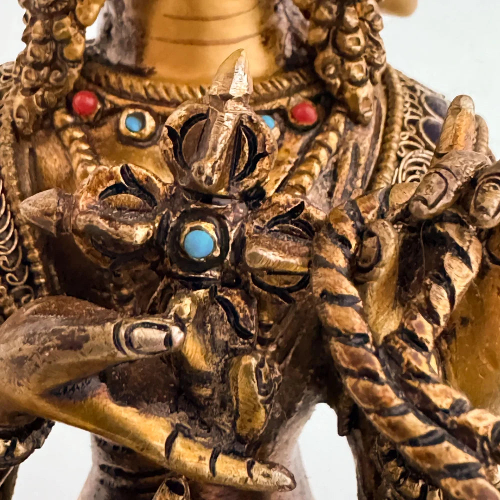 Detail der vergoldeten Ushnishavijaya, Statue. Sie hält einen doppelten Vajra in ihrer rechten Hand vor ihrer Brust. 