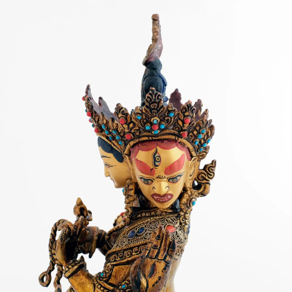 Das zornige Gesicht der 3 köpfigen Ushnishavijaya, Namgyalma Statue. Das Gesicht ist mit einer Krone geschmückt und einem dritten Auge auf der Stirn.