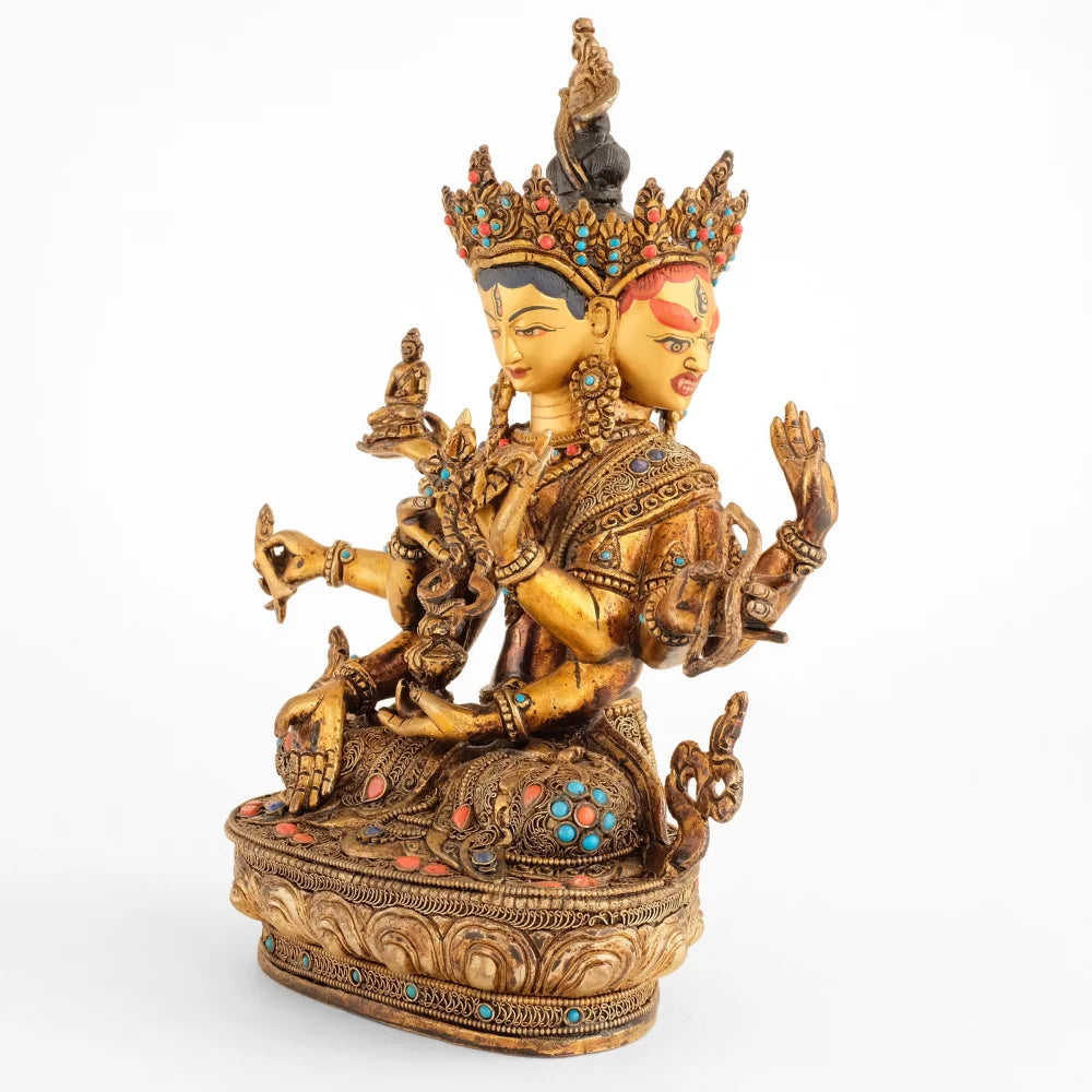Namgyal Statue, aus Kupfer gegossener Körper, Wachsausschmelztechnik, verziert mit feinem Filigran, versilbert und vergoldet, besetzt mit Türkis, Lapislazuli und Koralle.