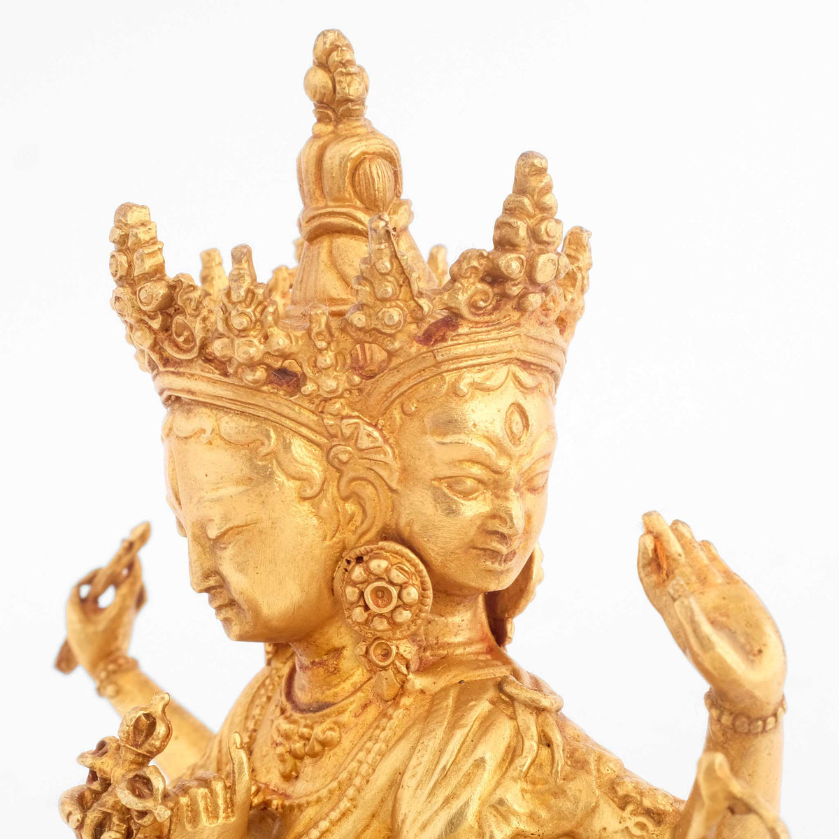 Ushnishavijaya Statue, Namgyalma, kleine vergoldete Figur, detaillierter Kupferguss. Detailaufnahme von Krone und Gesichtern.