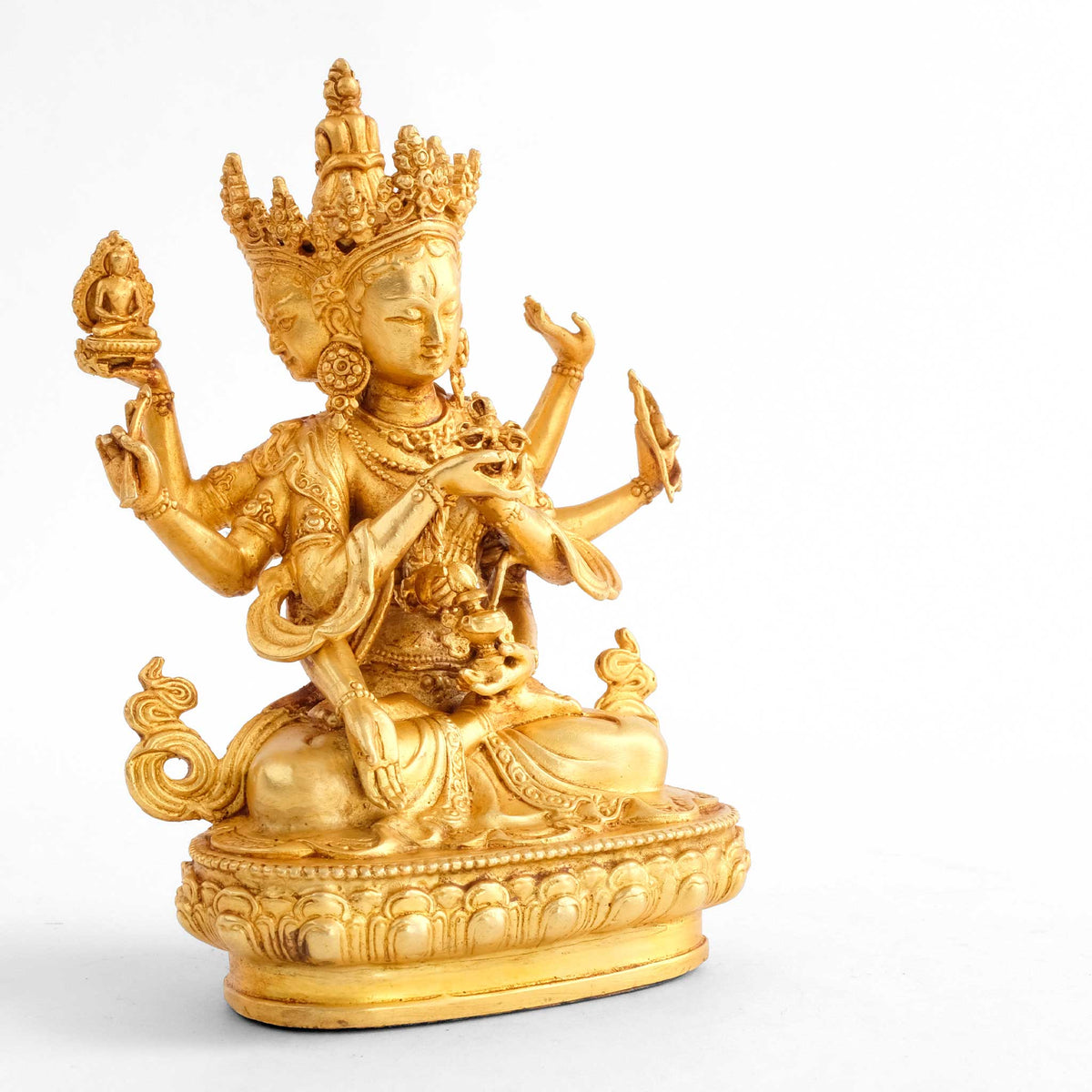 Ushnishavijaya Statue, Namgyalma, mit 3 Kpfen und 8 Armen. Kleine vergoldete Figur, detaillierter Kupferguss, seitliche Aufnahme, sie blickt nach rechts.