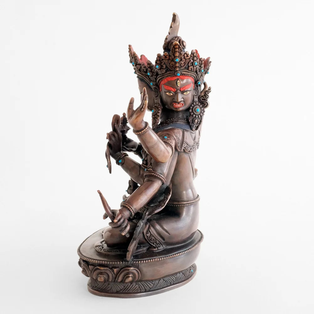 Ushnishavijaya Statue, seitliche Ansicht, hier wird das zornige Gesicht gezeigt, es hat ein drittes Auge auf der Stirn. Ushnishavijaya trägt die Krone und den vollen Schmuck eines Bodhisattva.