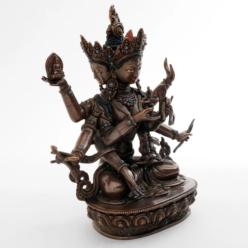 Ushnishavijaya, braun oxidierte Statue mit 8 Armen und 3 Gesichtern.