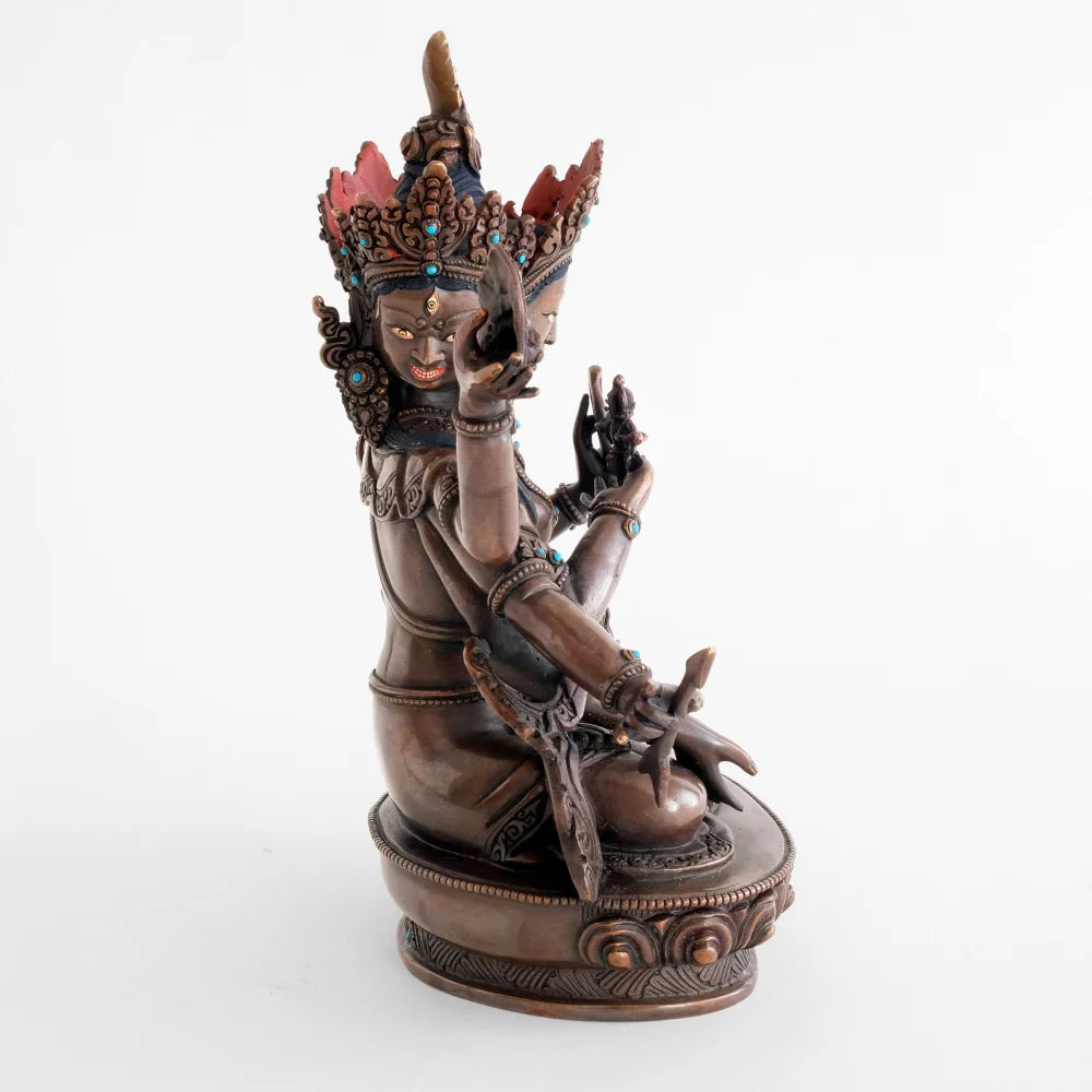 Namgyalma Statue, braun oxidiert, mit 8 Armen und Attributen. Die 3 Gesichter haben je ein Drittes Auge auf der Stirn.