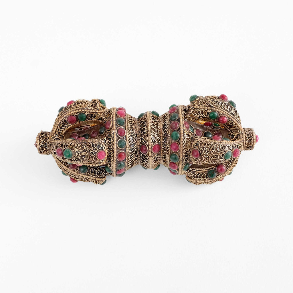 Kristall vajra, mit versilbertem Filigran verziert und farbigen Steinen besetzt.