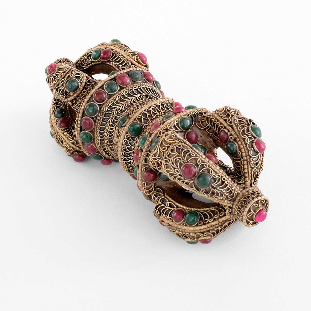 Kristall vajra mit Filigran verziert. Mit farbigen Steinen besetzt.