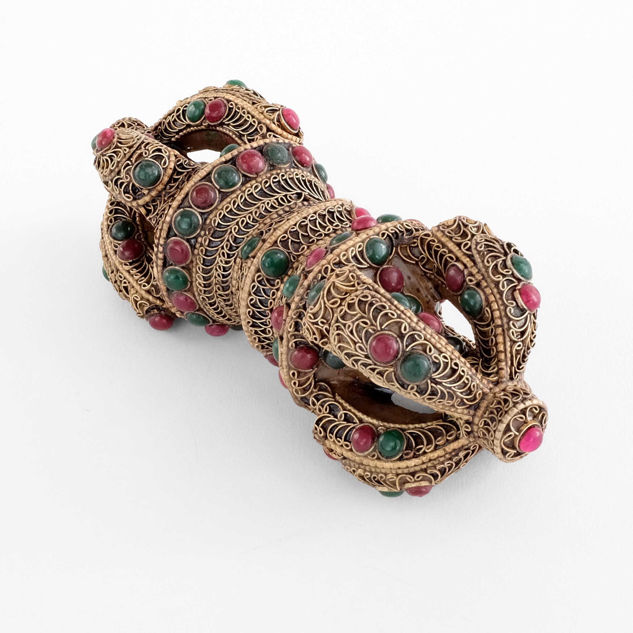 Kristall vajra mit Filigran verziert. Mit farbigen Steinen besetzt.