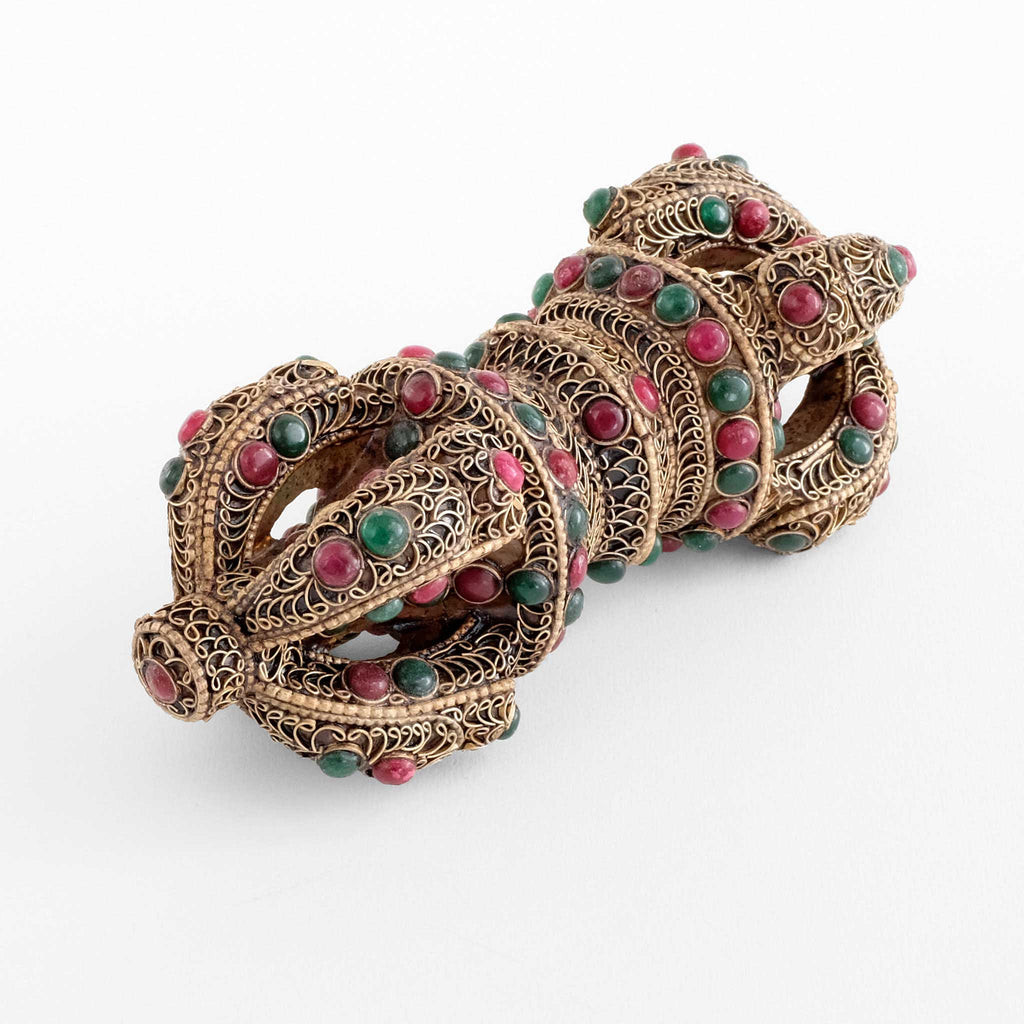 Vajra aus Kristall, mit Filigran und farbigen Steinen besetzt.