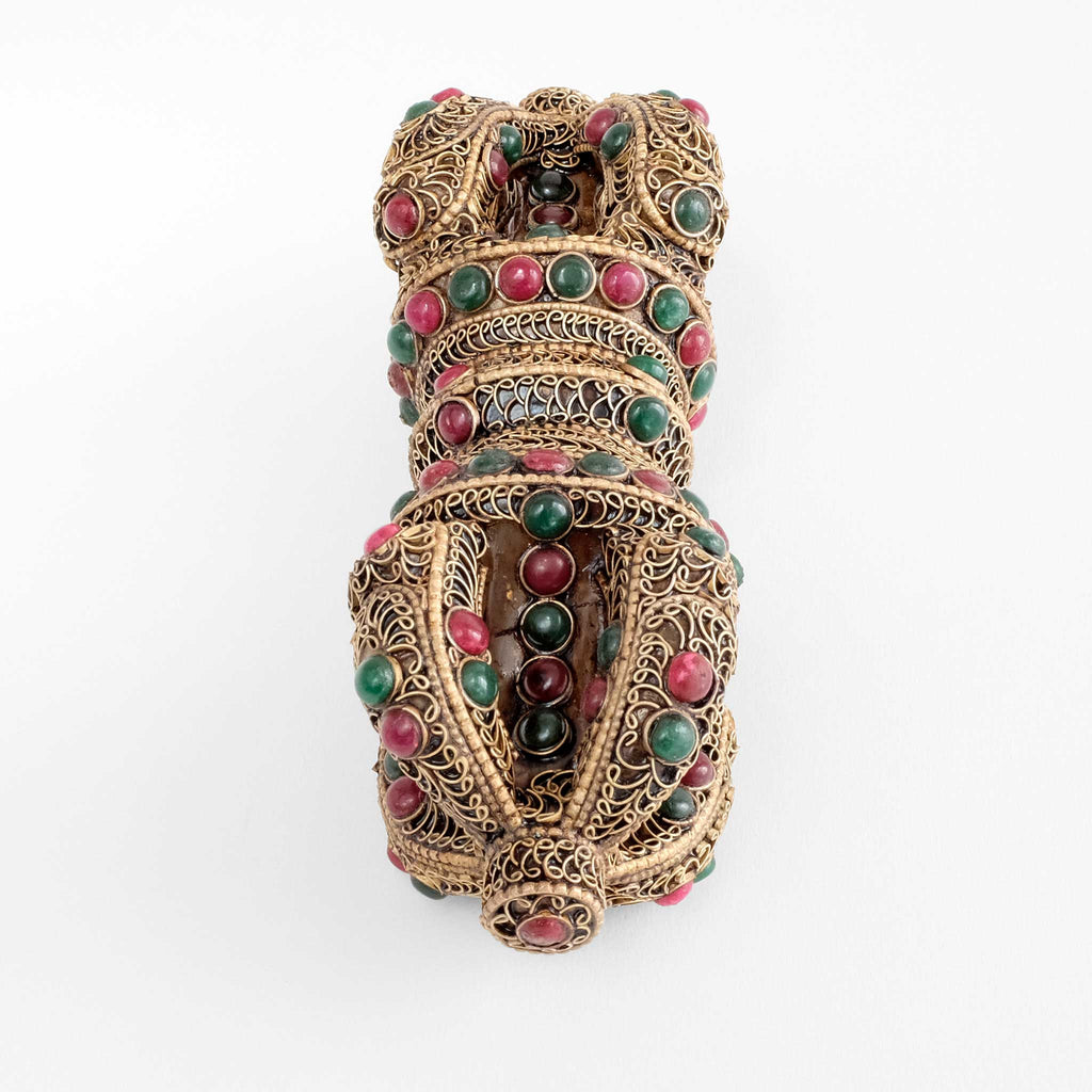 Kristall vajra mit versilbertem Filigran verziert, mit farbigen Steinen besetzt.