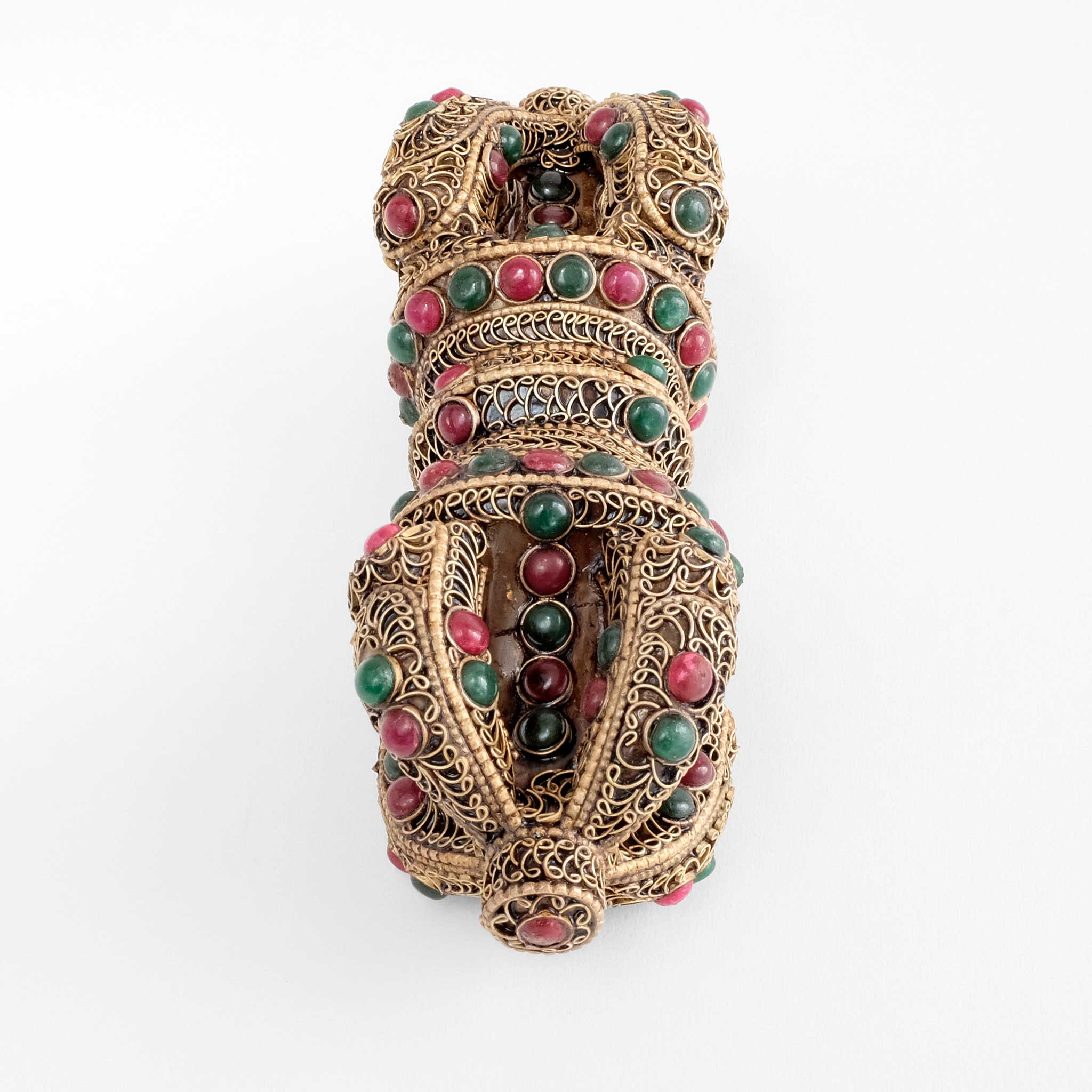 Kristall vajra mit versilbertem Filigran verziert, mit farbigen Steinen besetzt.