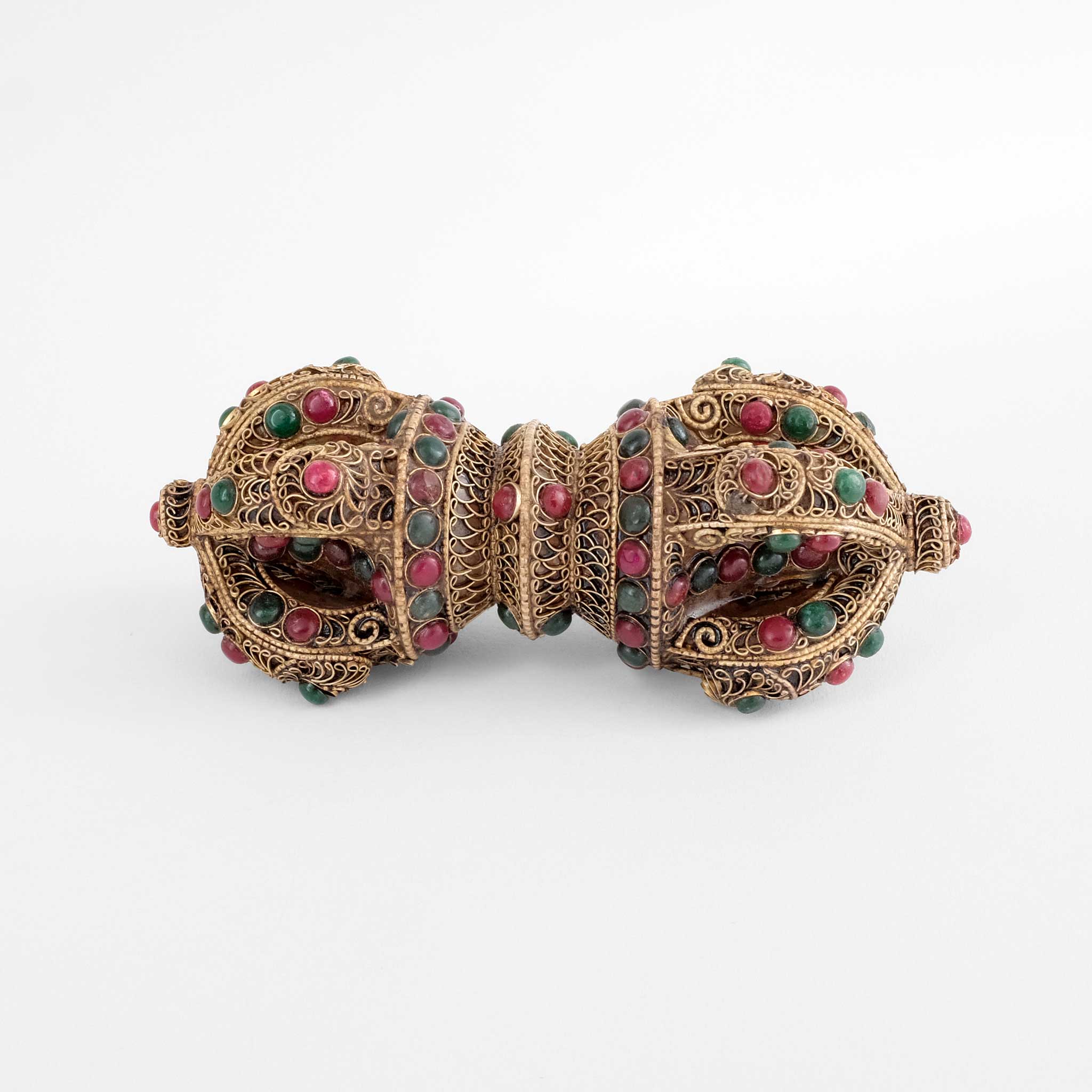 Kristall vajra mit Filigran verziert und mit farbigen Steinen besetzt.