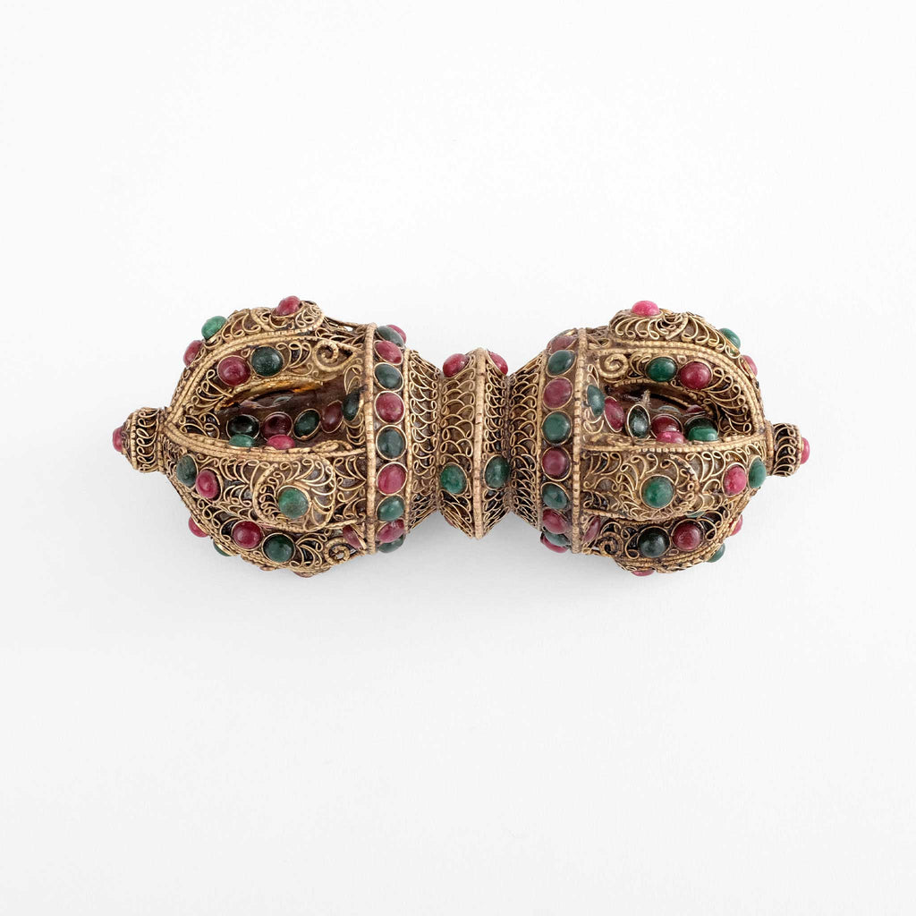 Vajra aus Kristall, mit Filigran und farbigen Steinen besetzt.