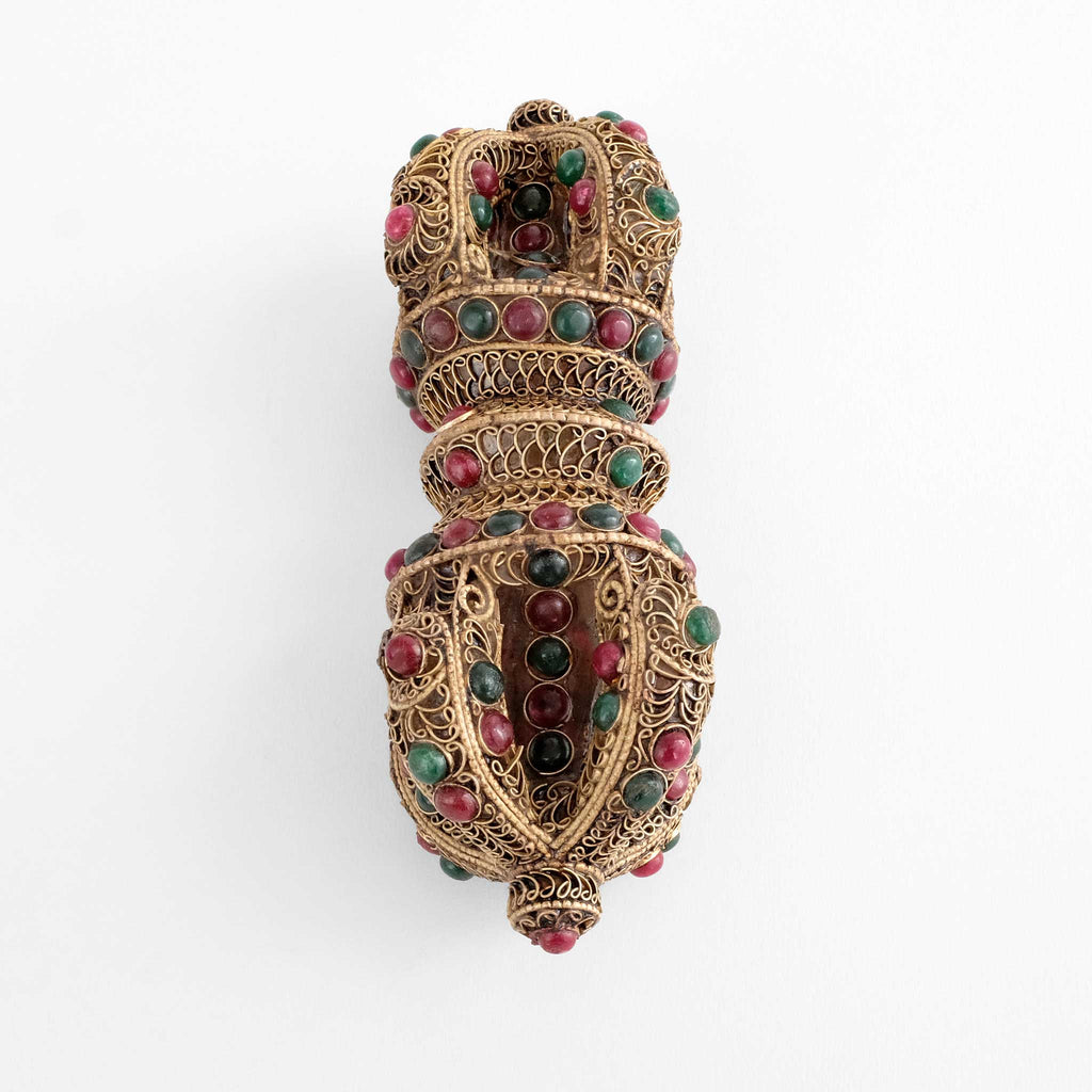 Mit versilberten Filigran und farbigen Steinen verzierter Kristall Vajra, Dorje.