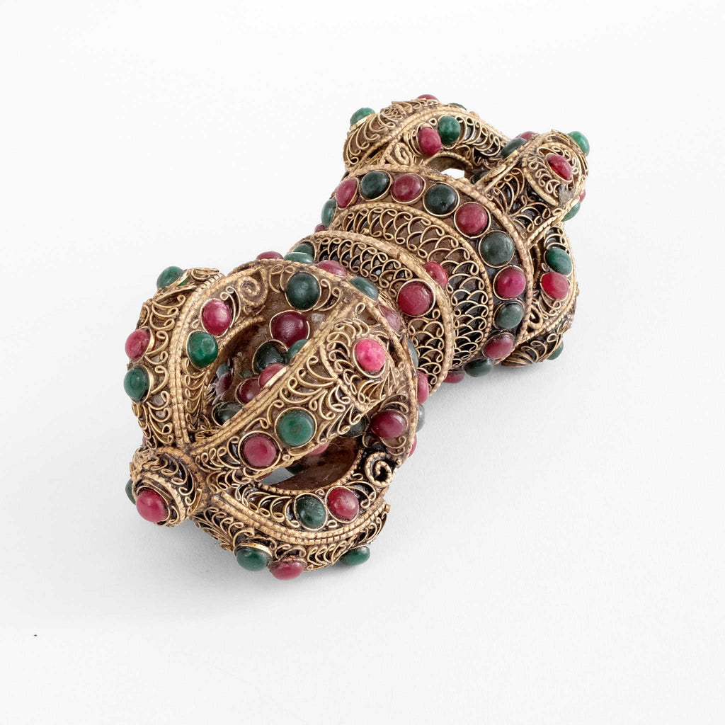 Vajra aus Kristall, mit Filigran und farbigen Steinen besetzt.