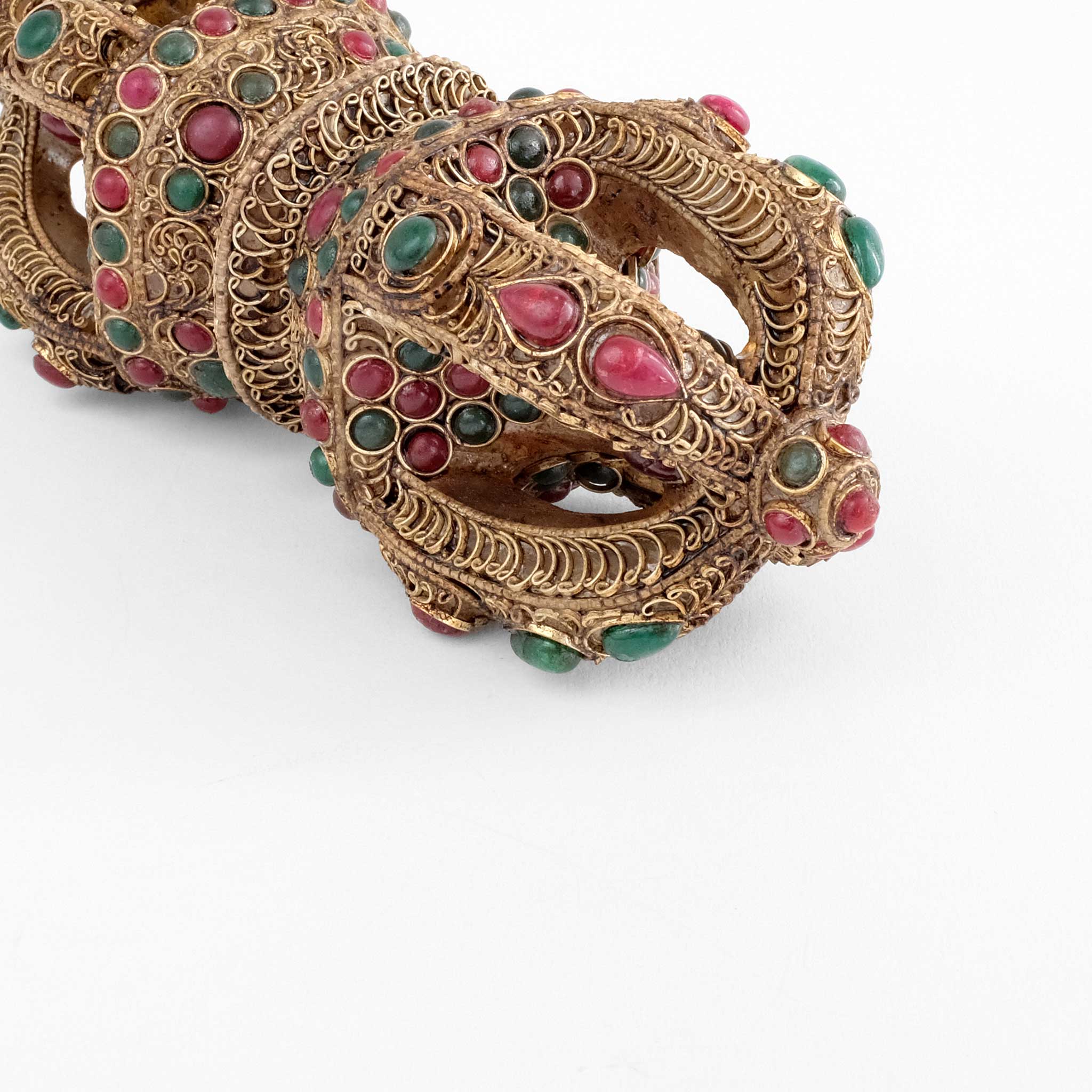 Kristall vajra, verziert mit versilbertem Filigran und mit gefassten Steinen besetzt.