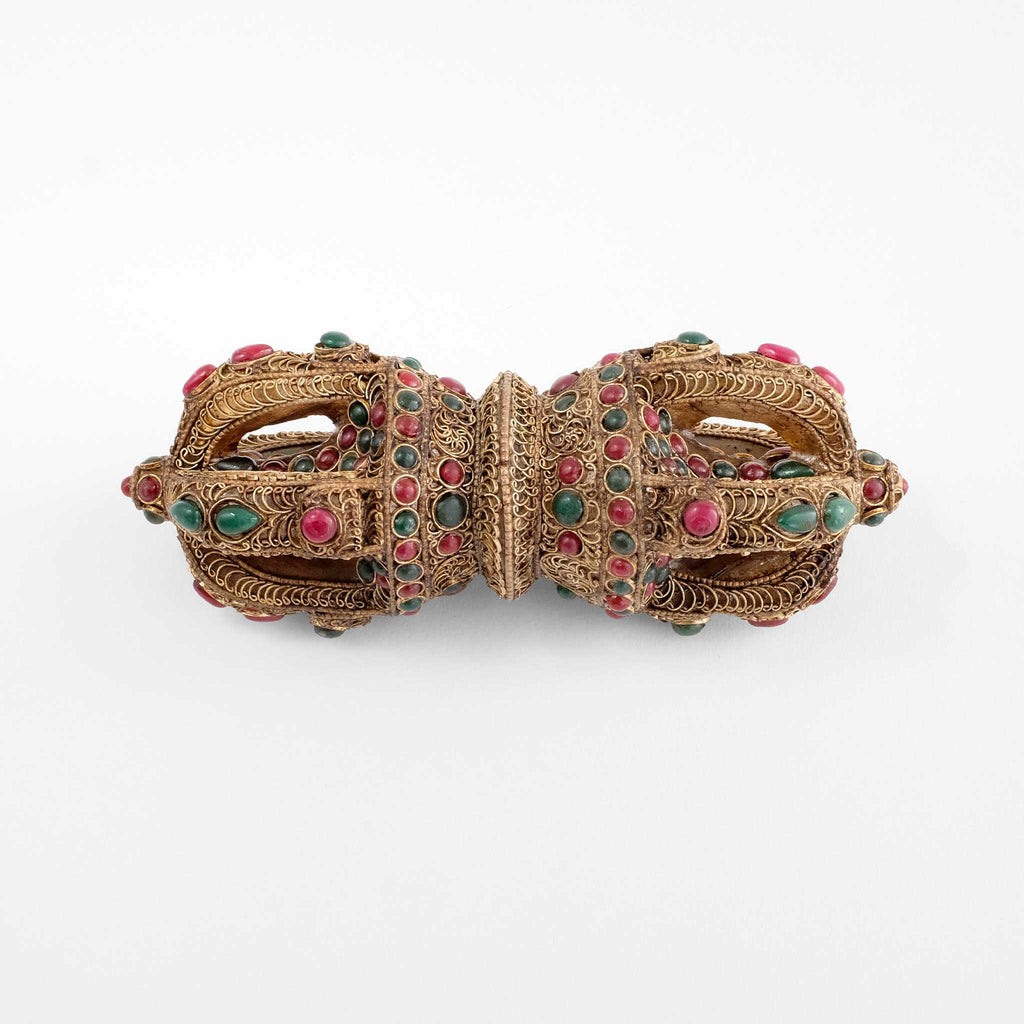 Vajra aus Kristall, verziert mit Filigran und mit farbigen Steinen akzentuiert.