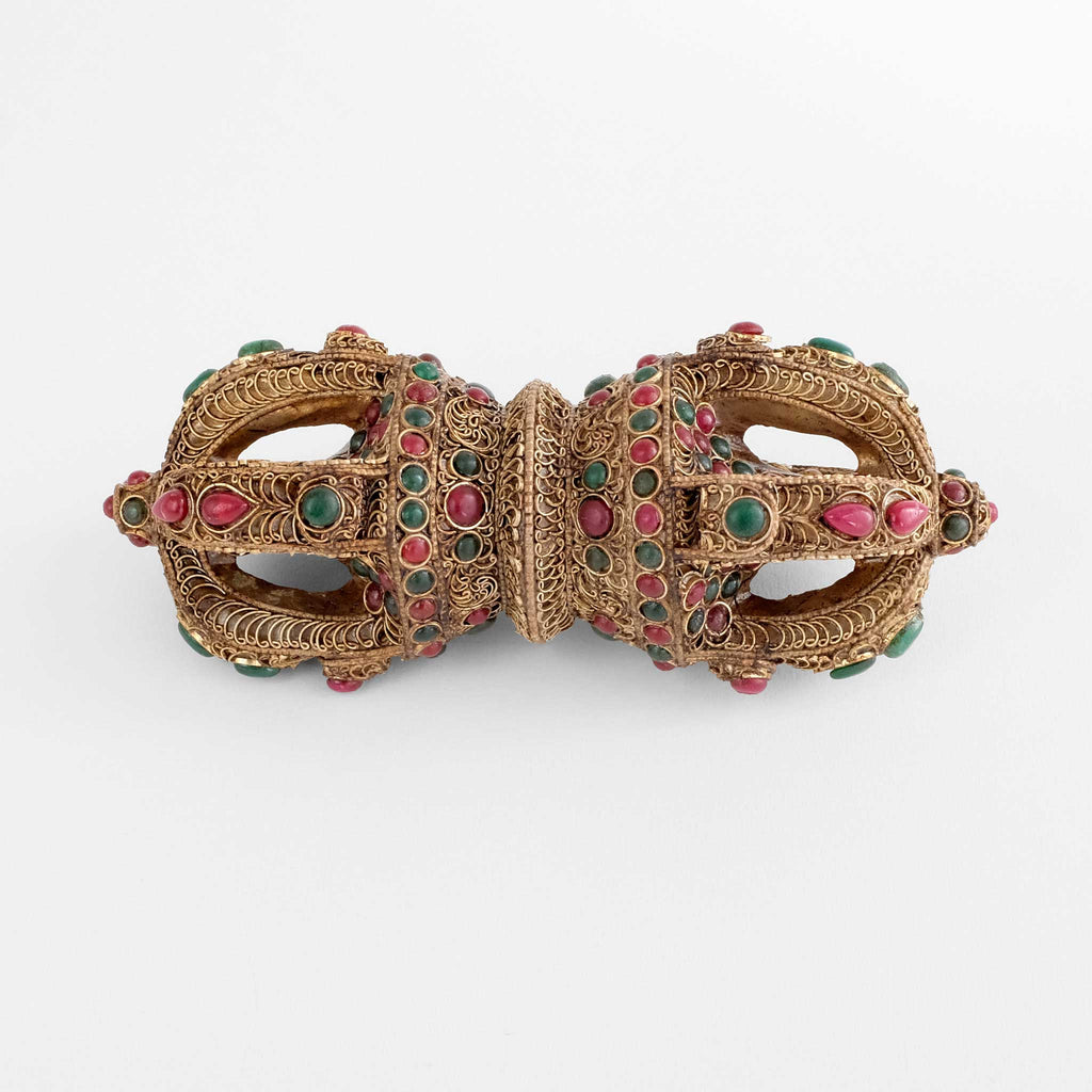 Kristall vajra mit Filigran verziert und mit farbigen Steinen besetzt. 