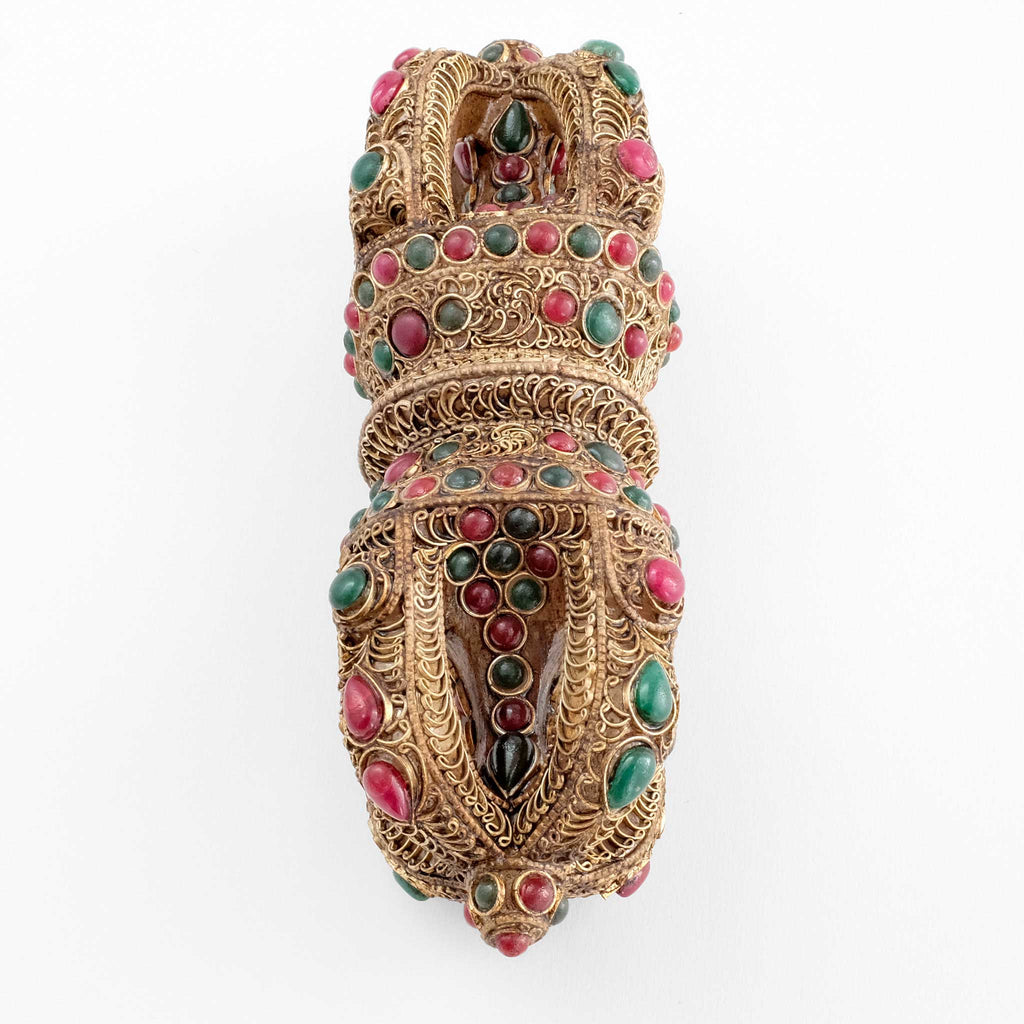 Vajra aus Kristall, mit Filigran Elementen verziert und farbigen Steinen besetzt.