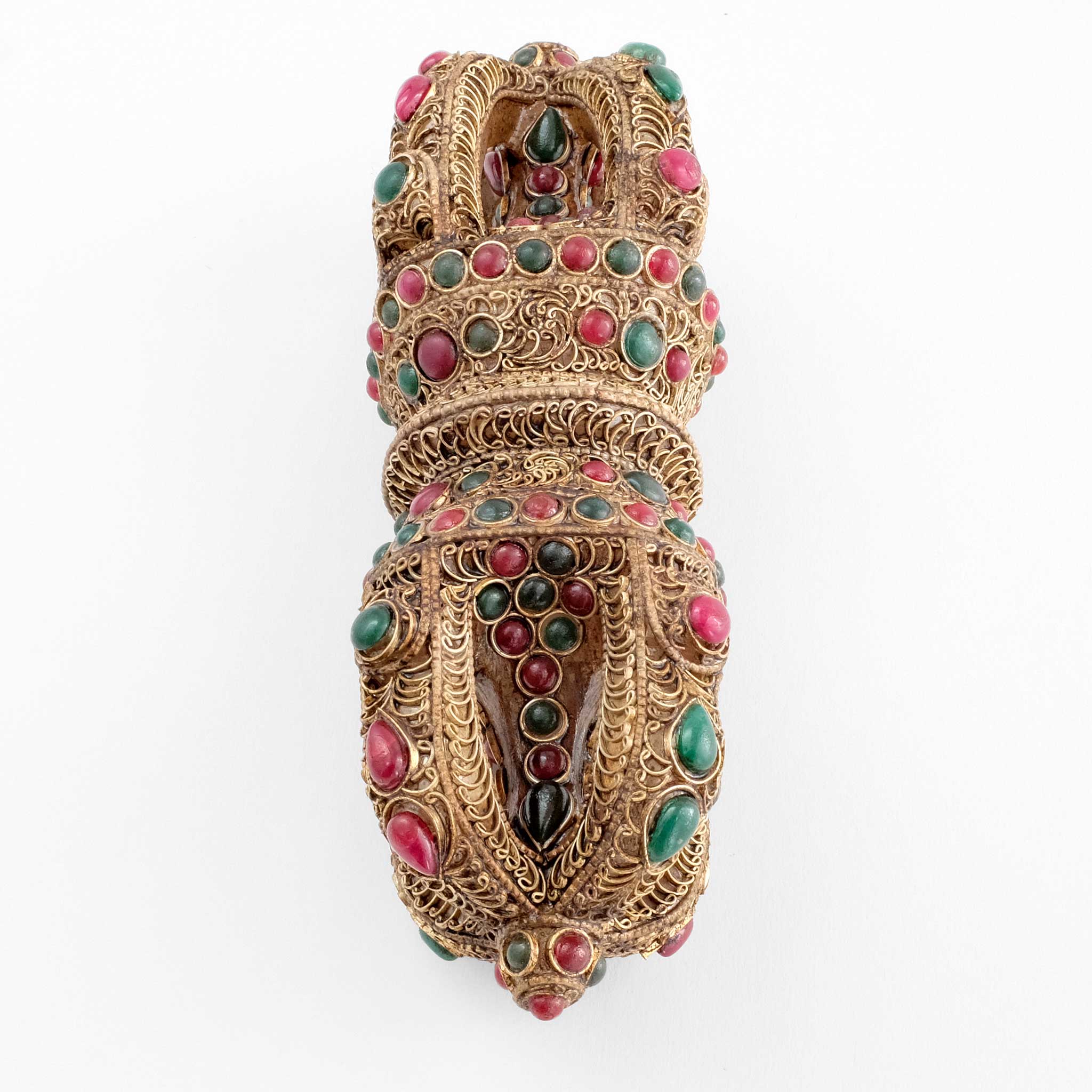 Vajra aus Kristall, mit Filigran Elementen verziert und farbigen Steinen besetzt.