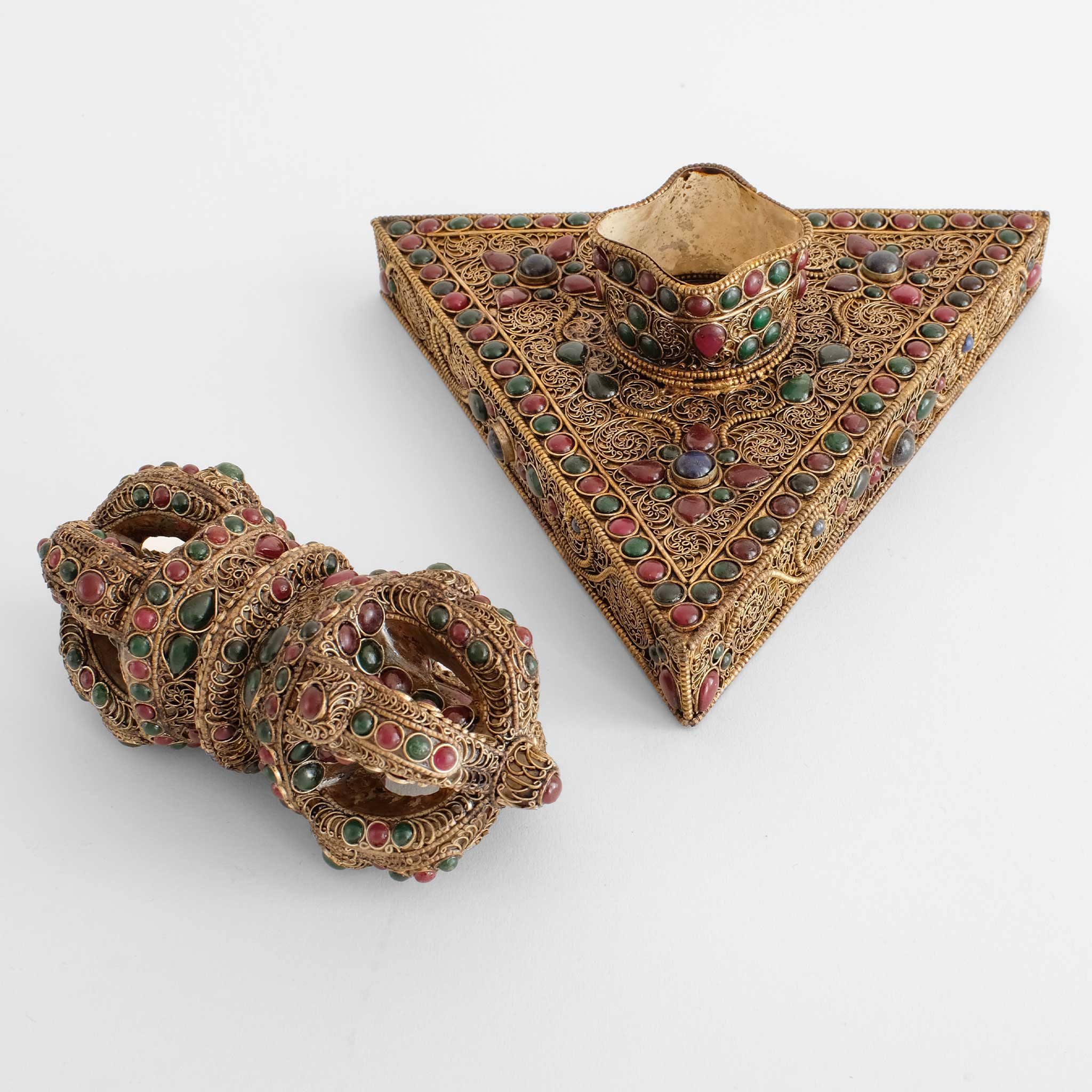 Kristall vajra mit Filigran und farbigen Steinen. Dreieckiger Sockel mit Filigran.