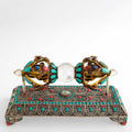 Vajra, auch Dorje genannt, mit Sockel. Der Vajra aus Kupfer, verziert mit Filigran, vergoldet, kombiniert mit Kristall und mit farbigen Steinen besetzt. Der Sockel mit feiner Filigranarbeit in Blumenornamentik, versilbert und ebenfalls mit farbigen Steinen besetzt.