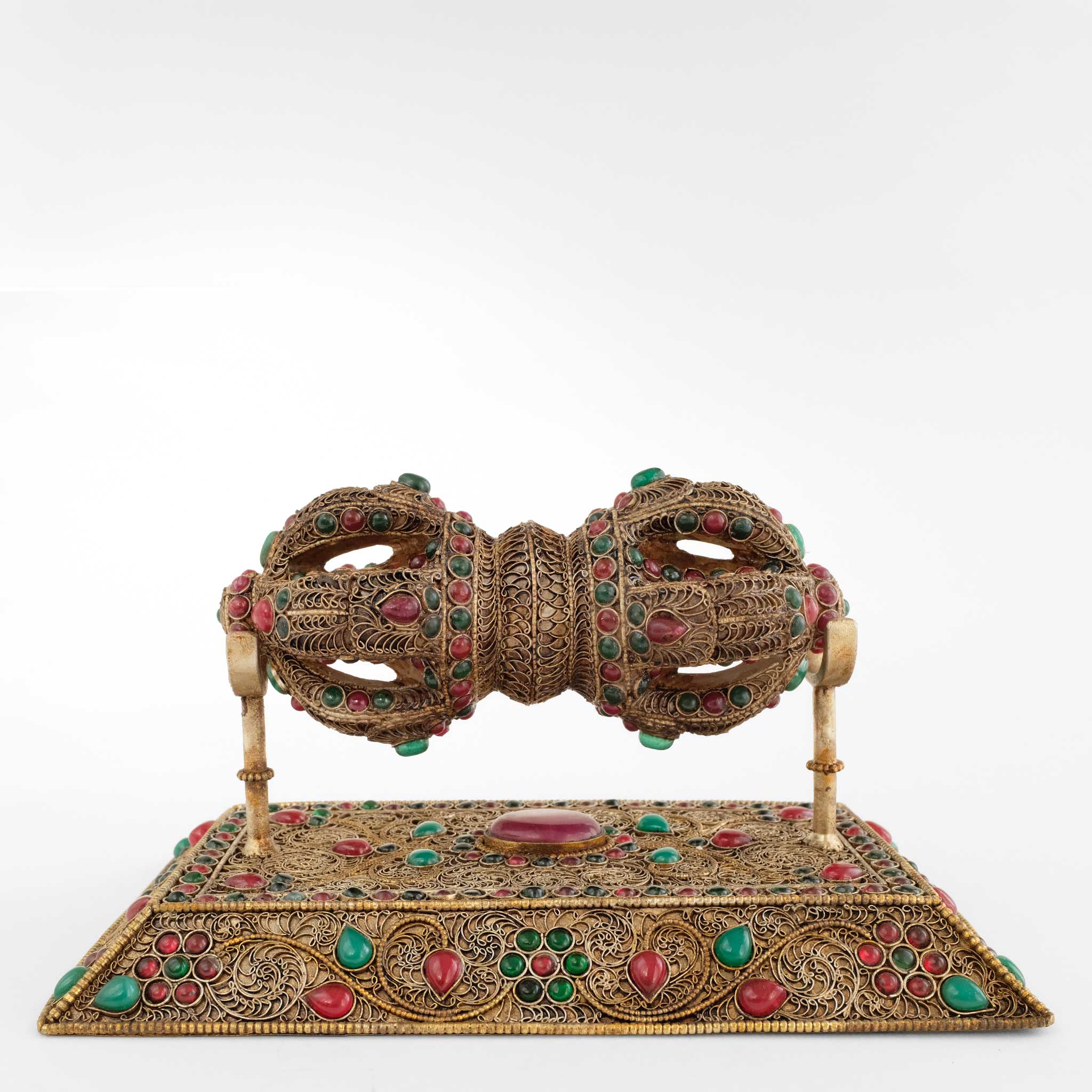 Vajra (Dorje) aus Kristall und Kupfer, mit Filigran und farbigen Steinen gestaltet. Für den buddhistischen Altar und als kostbare Dekoration.