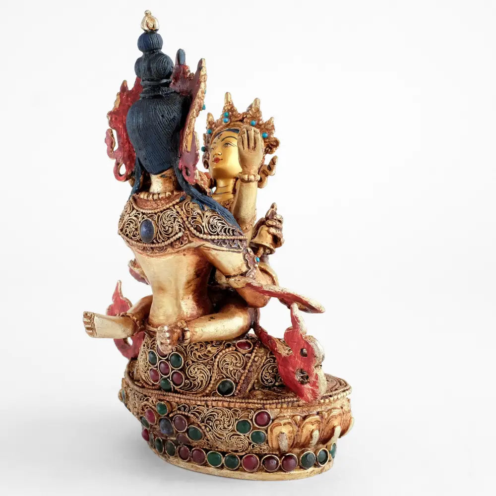 Vajradhara Statue in Yab-Yum, seine Gefährtin sitzt auf seinem Schoß. Beide tragen die Krone und den vollen Schmuck eines Bodhisattva.