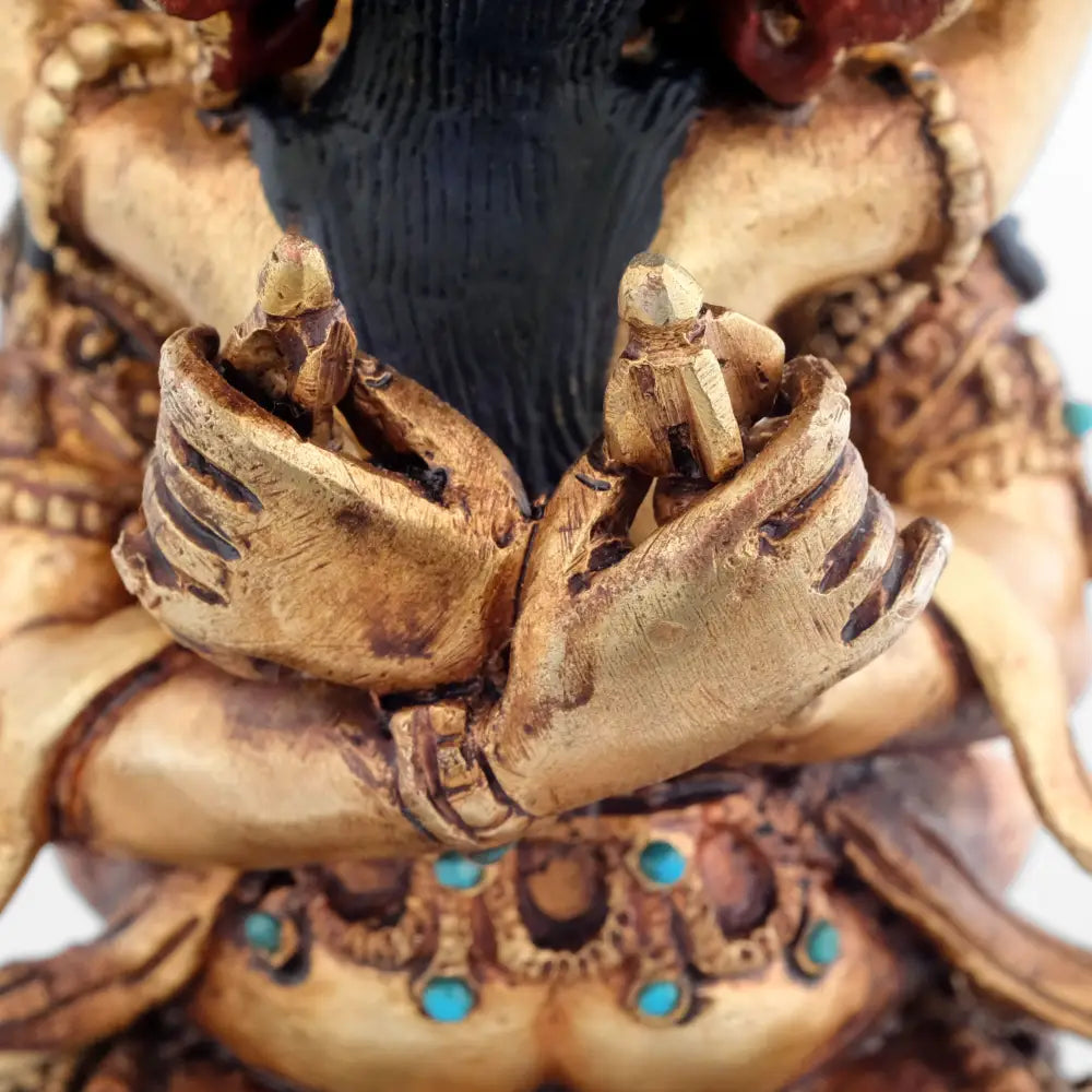 Vajrahunkara Mudra ist die Geste des Adi Buddha, Vajradhara. Bei dieser Geste werden die Handgelenke vor der Brust gekreuzt. Die gekreuzten Hände halten die Glocke, Ghanta und den Vajra. Vajrahunkara ist das besondere Mudra des Vajradhara.