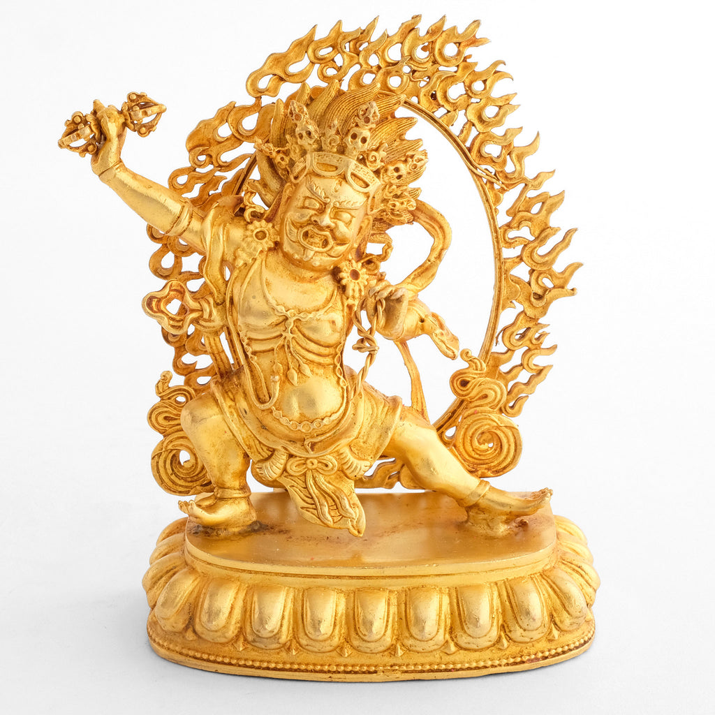 Kleine Vajrapani Statue, vergoldeter Chana Dorje mit Flammenkranz.