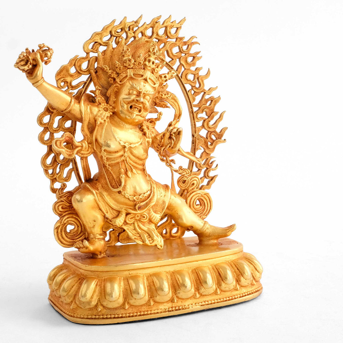 Vajrapani Statue, kleine vergoldete Figur, detaillierter Kupferguss. Steht vor flammender Aureole, erhobene rechte Hand mit Vajra, linke Hand mit Schlinge (Pasha).