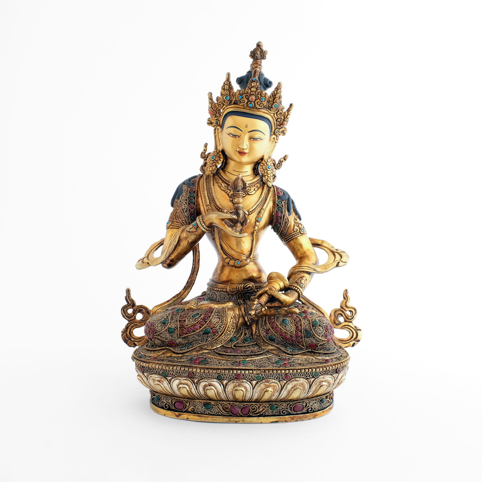 Anmutige Vajrasattva Statue, volle Größe, Frontansicht. Die Figur ist aus Kupfer gegossen, mit Filigran verziert, versilbert und vergoldet mit farbigen Steinen besetzt.