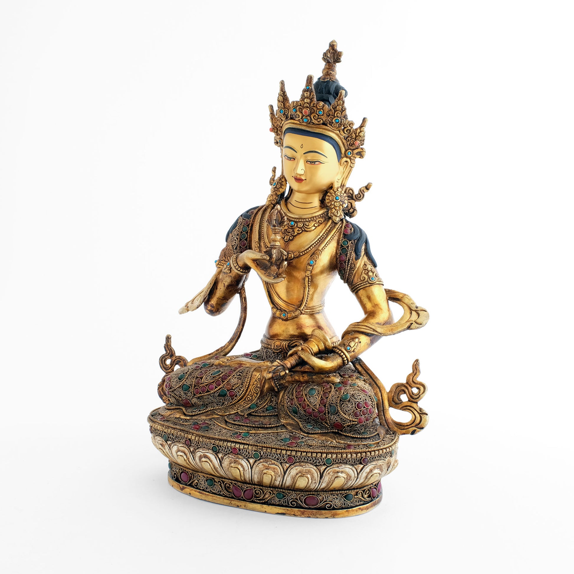 Vajrasattva Statue, volle Größe, Seitansicht. Die Figur ist aus Kupfer gegossen, mit Filigran verziert, versilbert und vergoldet mit farbigen Steinen besetzt.