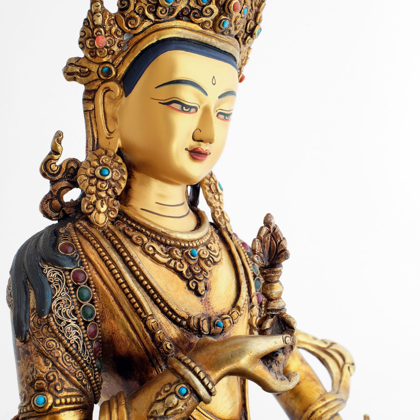 Vajrasattva, Detail von der Gesichtsbemalung und der rechten Hand mit Vajra. 