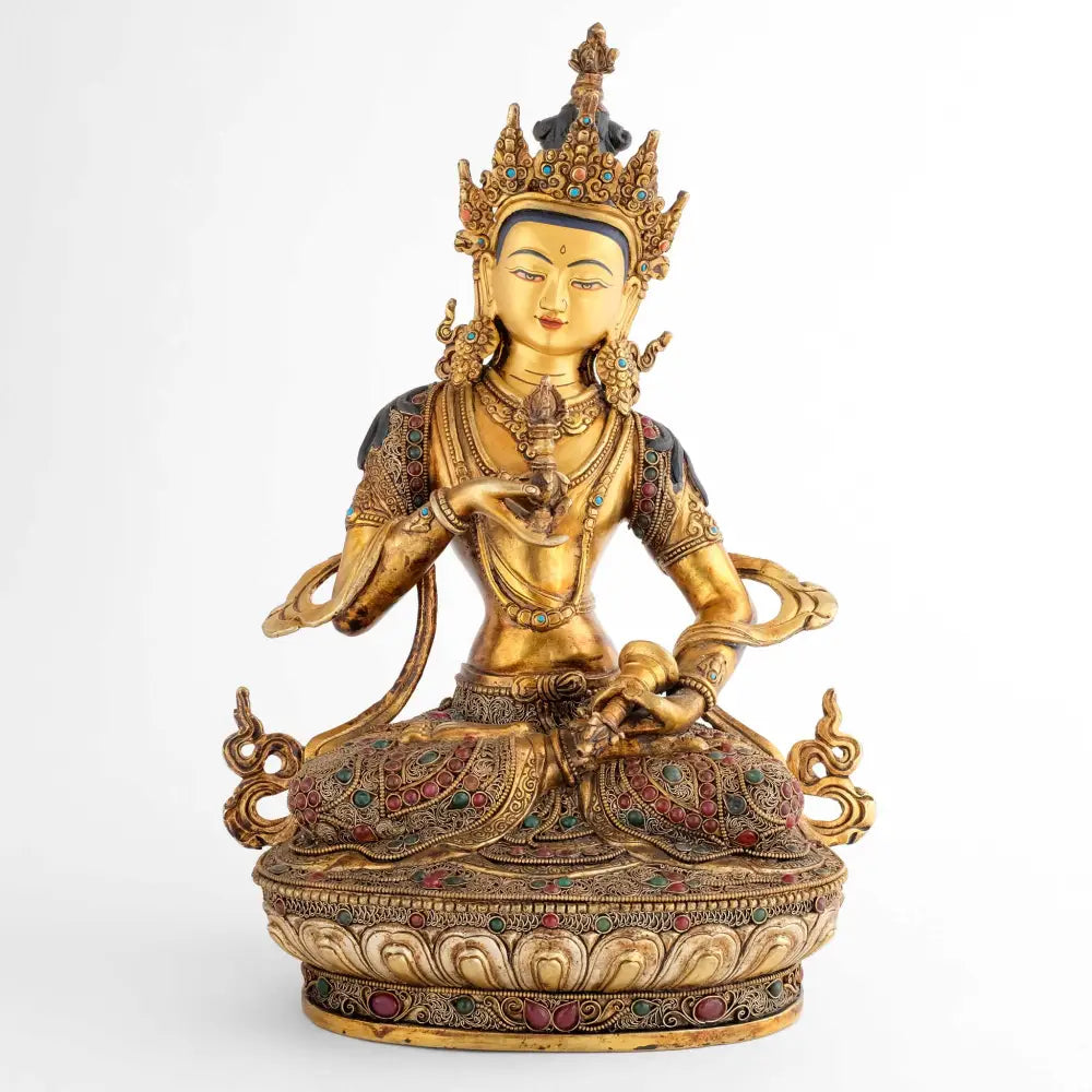 Anmutige Vajrasattva Statue, volle Größe, Frontansicht. Die Figur ist aus Kupfer gegossen, mit Filigran verziert, versilbert und vergoldet mit farbigen Steinen besetzt.
