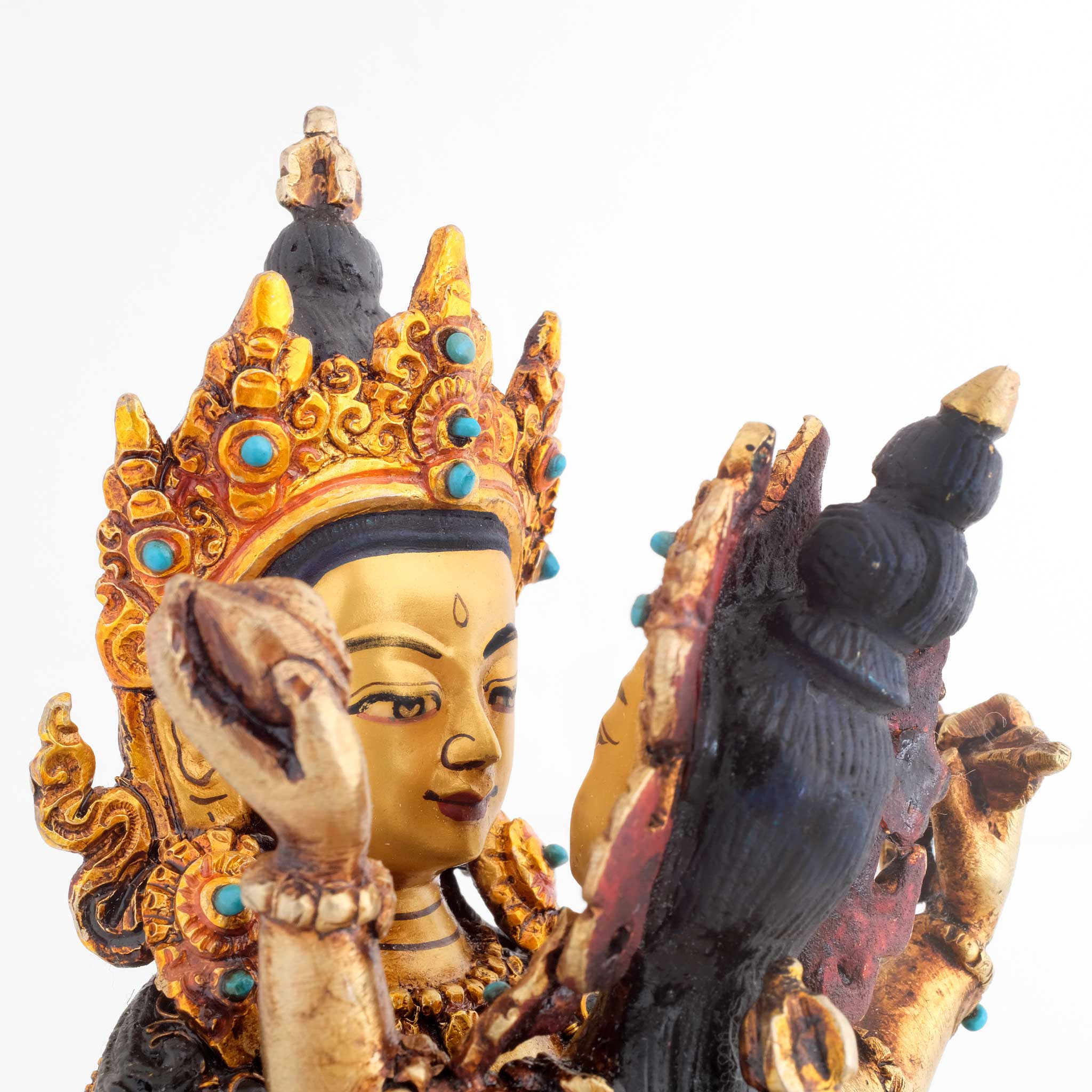Vajrasattva sieht seine Gefährtin an. Vergoldete buddhistische Statue mit Filigran verziert.