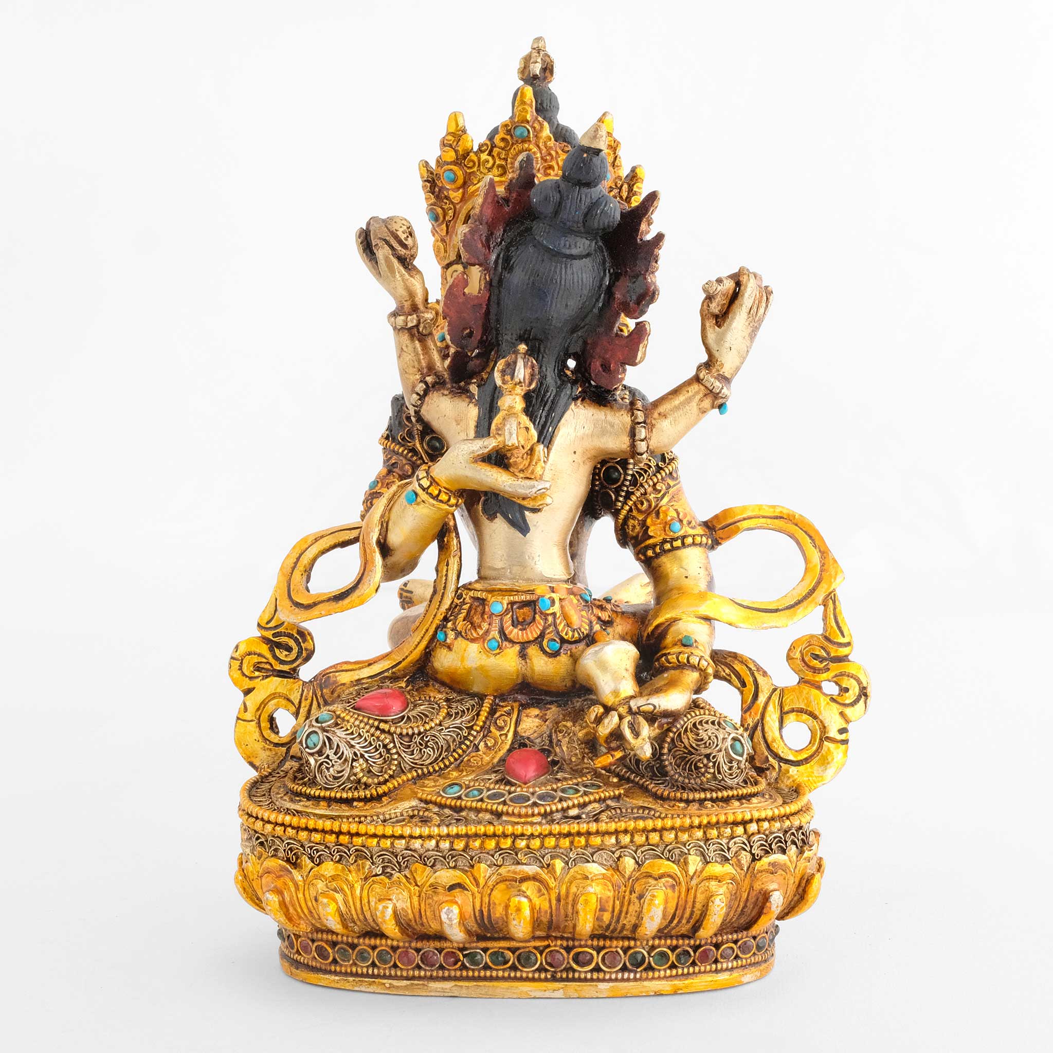 Vajrasattva Yab Yum, die Gewänder und der Lotus Sockel sind mit Filigran und farbigen Steinen bearbeitet.