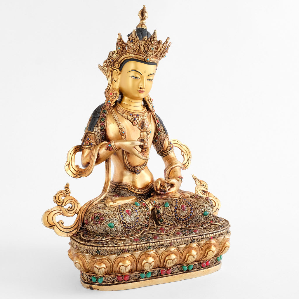 Vajrasattva Statue, Dorje Sempa, in der rechten Hand ein vajra, in der linken Hand eine Glocke. Figur mit Filigran verziert, vergoldet und versilbert, mit farbigen Steinen besetzt.