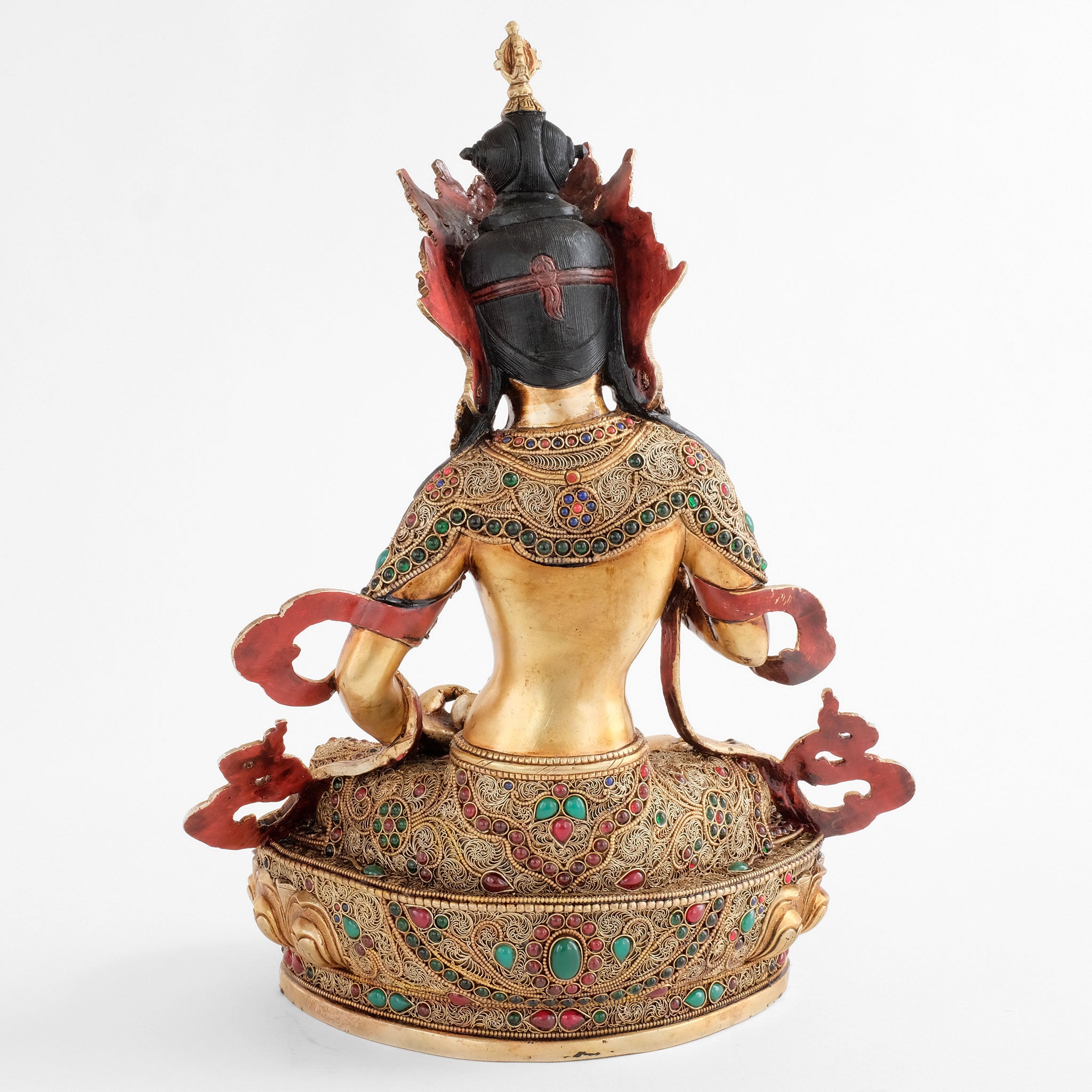 Vajrasattva, Dorje Sempa, die Filigran Verzierung ist umlaufend ausgeführt, auch die Rückseite der Figur ist vollständig gearbeitet, sodass die Statue frei stehend präsentiert werden kann.