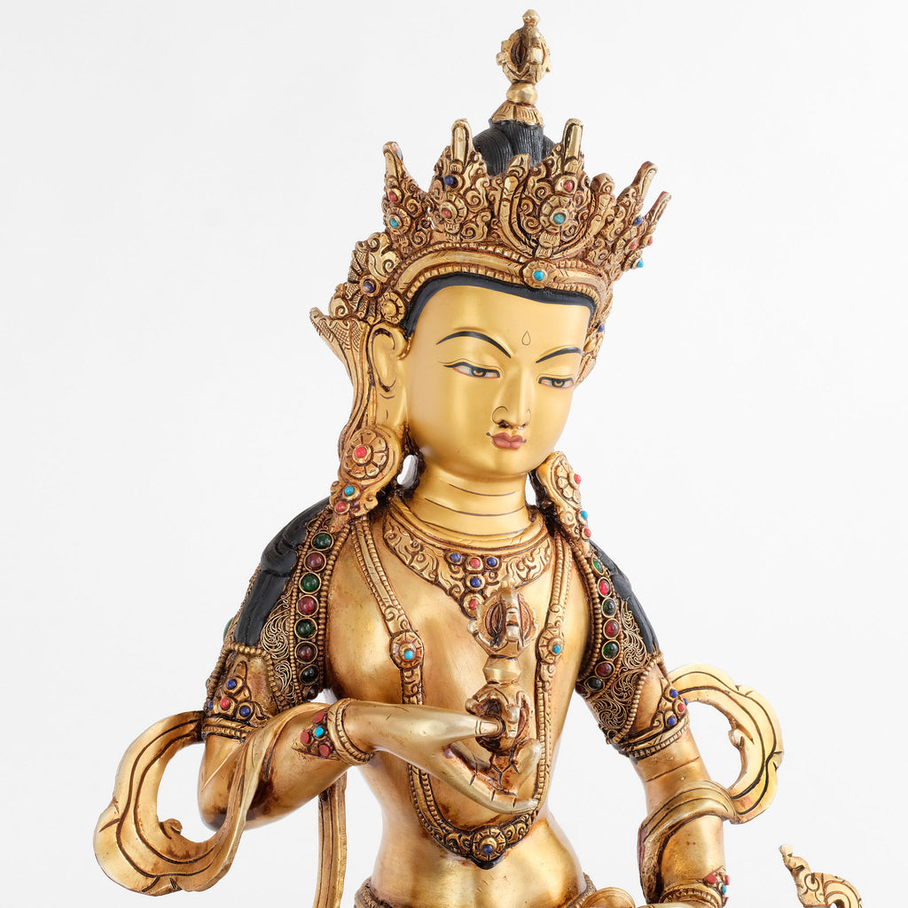 Vajrasattva Statue, Dorje Sempa, er trägt die Krone und den vollen Schmuck eines bodhisattva. Die Figur ist mit Filigran verziert, vergoldet und versilbert, mit farbigen Steinen besetzt.