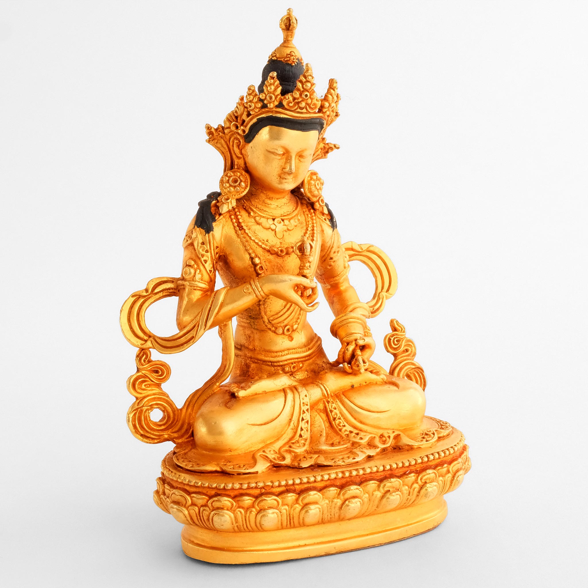 Kleine vergoldete Statue von Vajrasattva, Dorje Semps, die in traditioneller Haltung auf einem Lotussockel sitzt, fein detailliert und als freistehendes Objekt dargestellt.