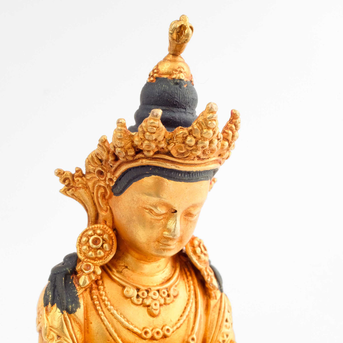 Vajrasattva Statue, Dorje Sempa, kleine vergoldete Figur, detaillierter Kupferguss. Detailaufnahme von Krone und Gesicht.