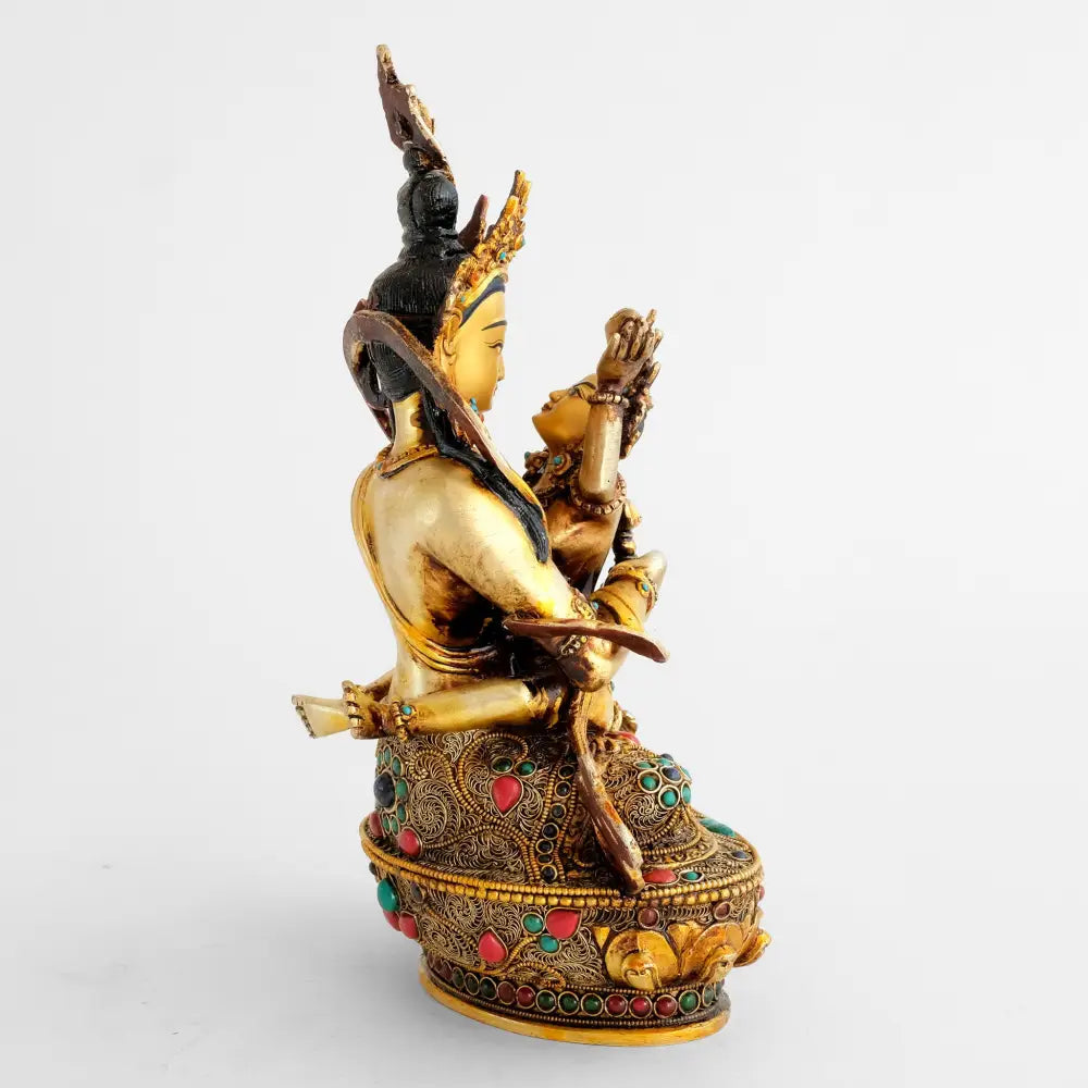 Filigran verzierte vergoldete Statue von Vajrasattva mit seiner Shakti in Yab-Yum.