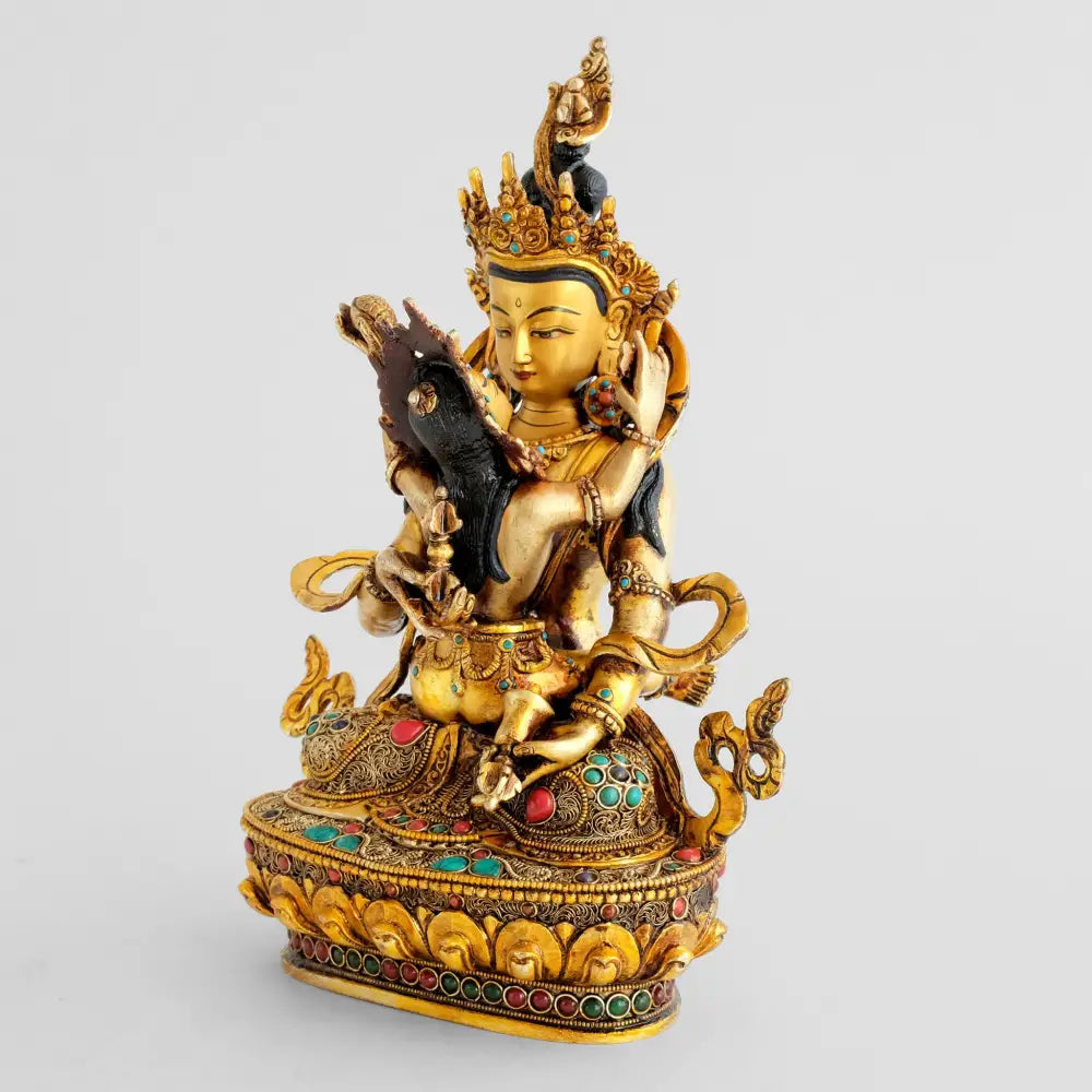 Vajrasattva, buddhistische Statue, in Yab-Yum. Er trägt die Krone und den vollen Schmuck eines Bodhisattva. Seine Gefährtin ebenso.