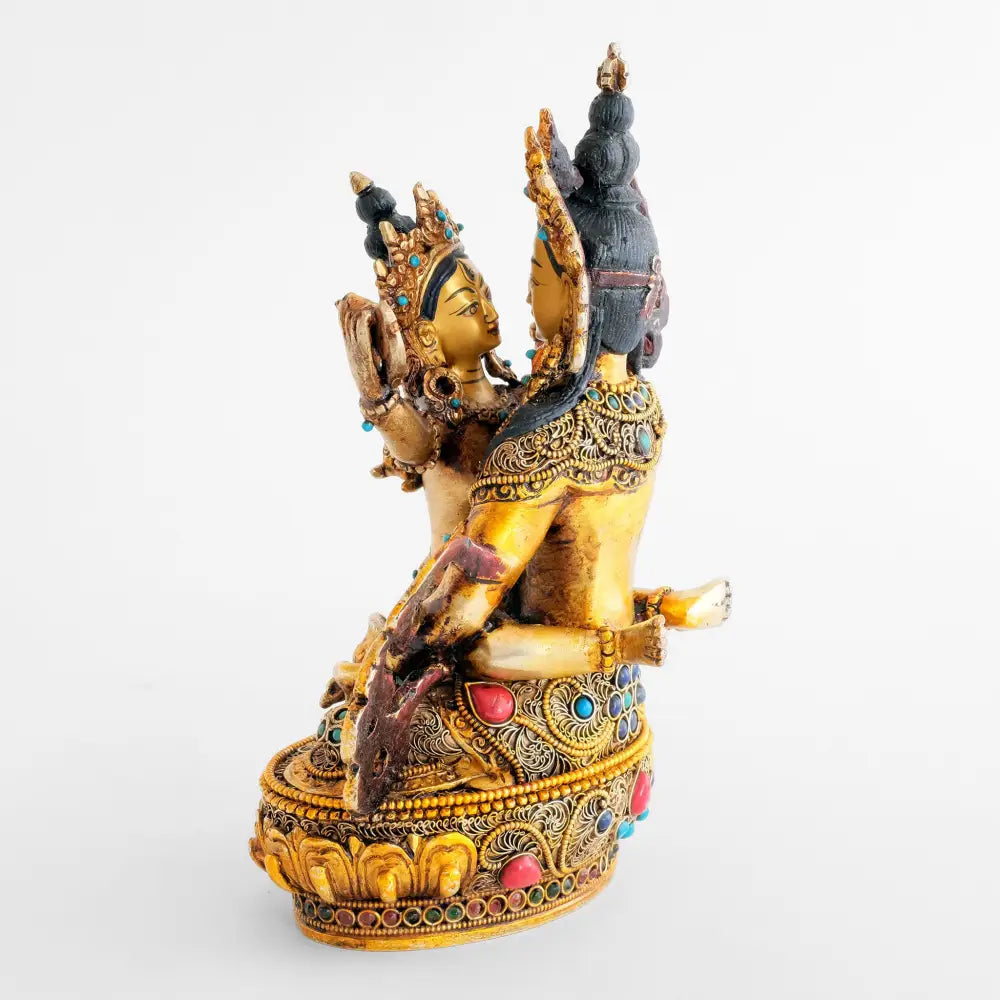 Vergoldete Statue, Vajrasattva und Gefährtin. Mit feinem Filigran verzierte tantrische Gottheit.